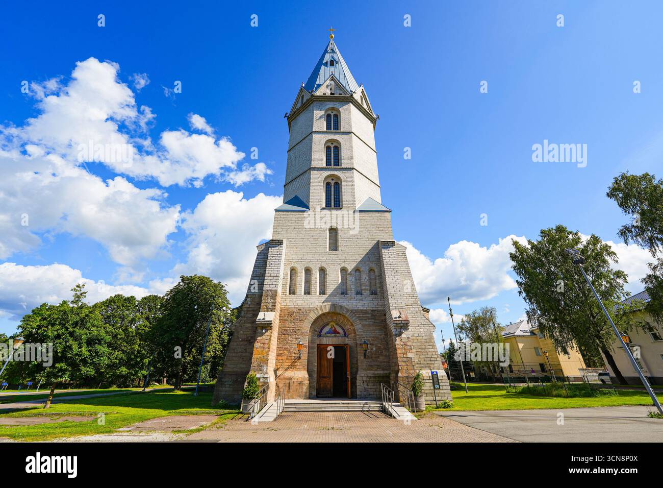 Wiederaufgebauter Glockenturm der Alexander-Kathedrale in Narva, Estland – orthodoxe Architektur im historizistischen Stil, die neoromanische und neoklassische Elemen kombiniert Stockfoto