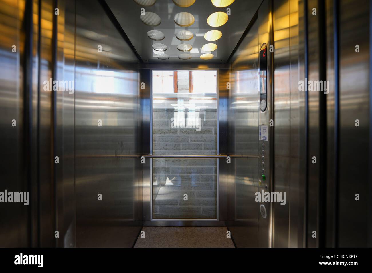 Fahrstuhl im neu gebauten Glockenturm der Alexander-Kathedrale in Narva, Estland Stockfoto