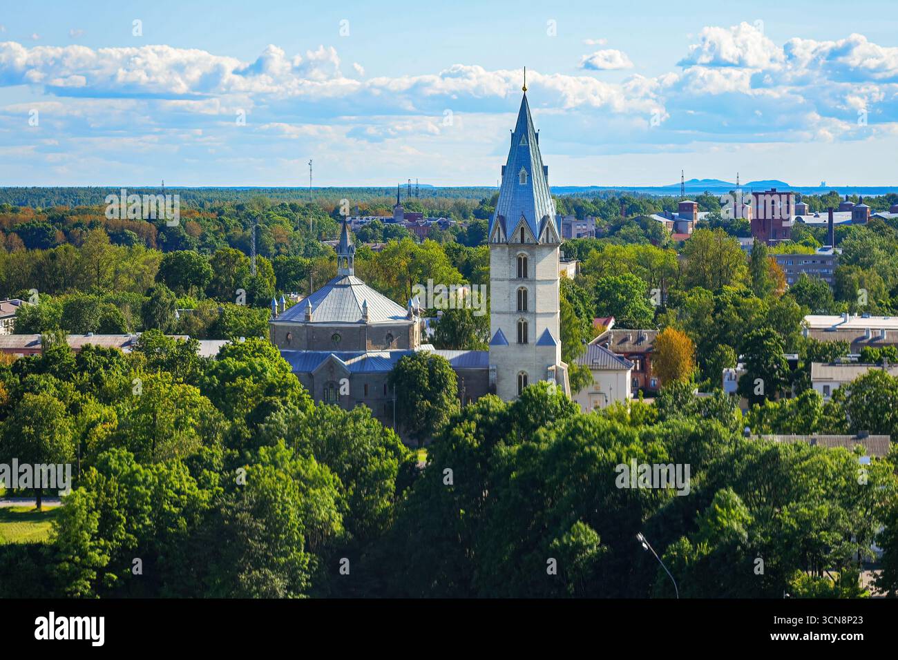 Aus der Vogelperspektive der Alexanderkathedrale in Narva, Estland – orthodoxe Architektur im historizistischen Stil, die neoromanische und neoklassische Elemente kombiniert Stockfoto