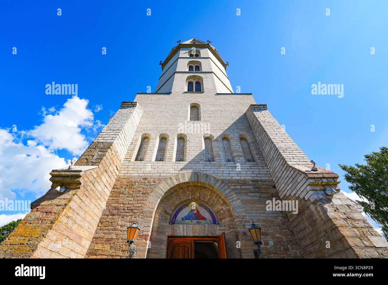 Wiederaufgebauter Glockenturm der Alexander-Kathedrale in Narva, Estland – orthodoxe Architektur im historizistischen Stil, die neoromanische und neoklassische Elemen kombiniert Stockfoto