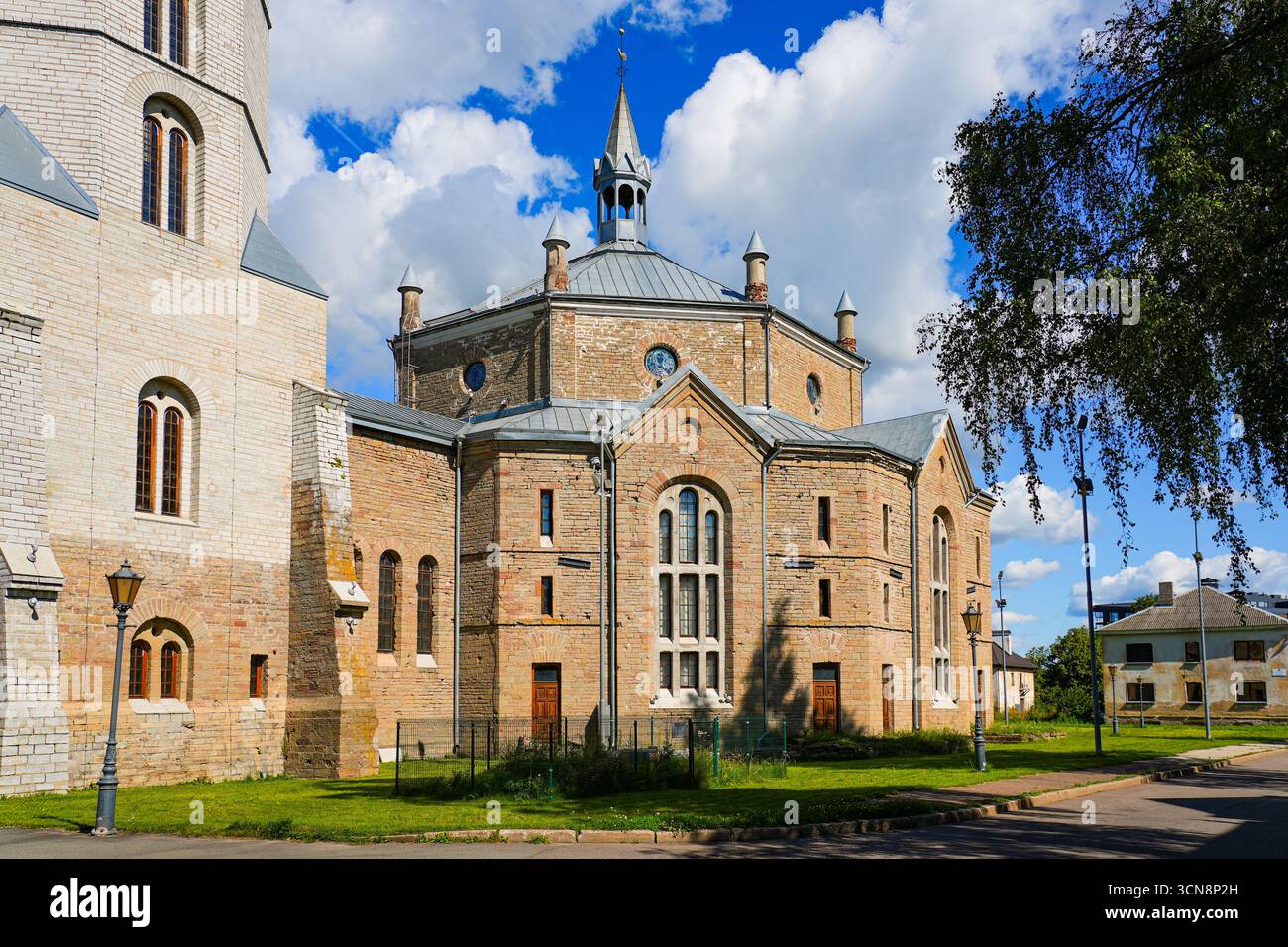 Backsteinkuppel der Alexander-Kathedrale in Narva, Estland – orthodoxe Architektur im historizistischen Stil, die neoromanische und neoklassizistische Elemente kombiniert Stockfoto