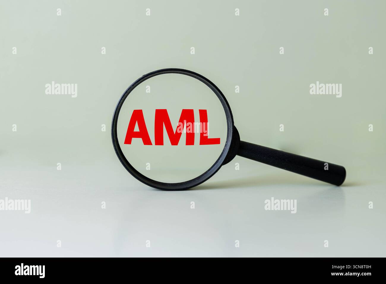 AML-Text auf einem Holzblock auf Diagrammhintergrund mit Stift und Lupe Stockfoto