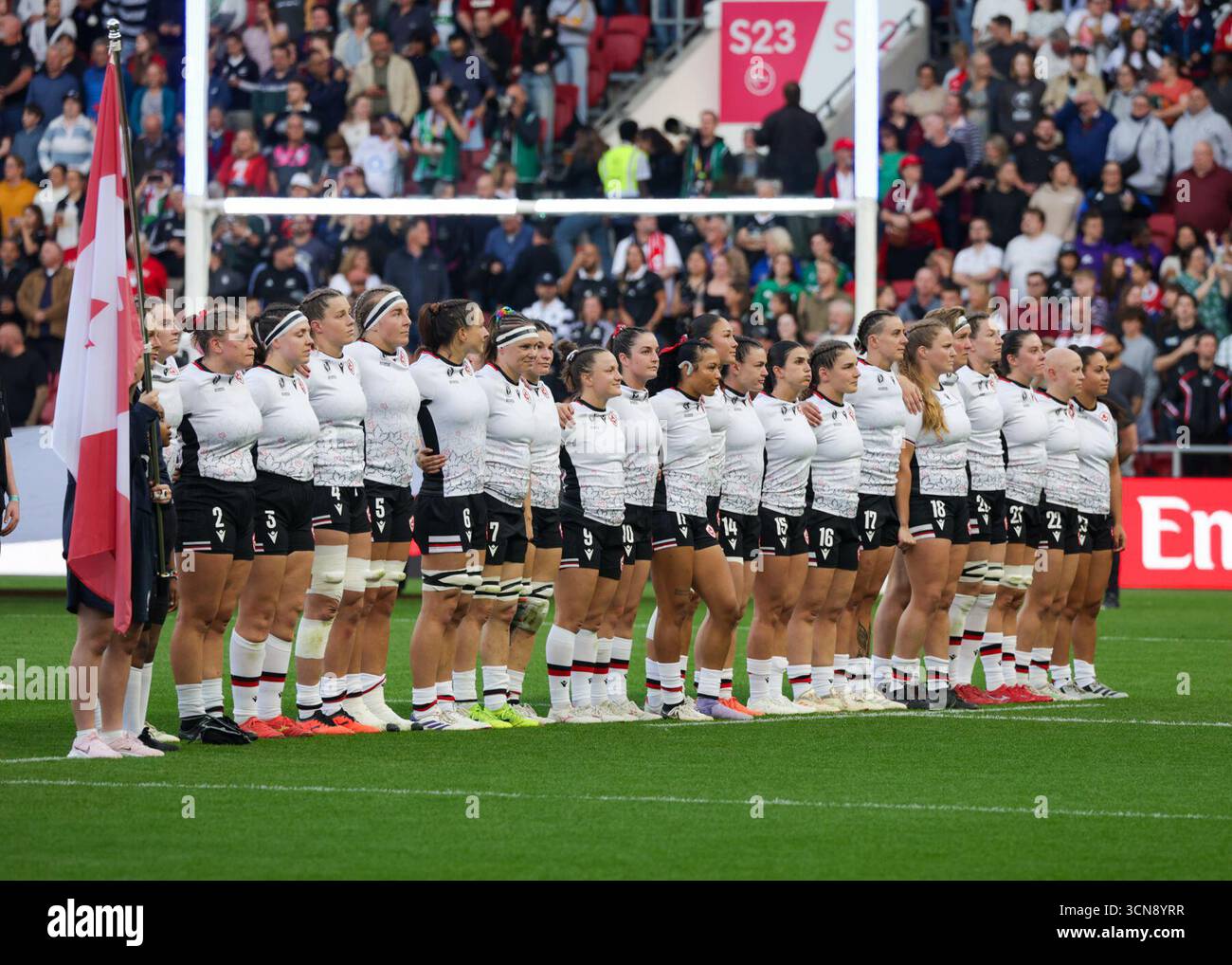Bristol, Großbritannien. September 2025. Kanada steht für Hymnen an, bevor es zum Halbfinale der Rugby-Weltmeisterschaft Neuseeland gegen Kanada im Ashton Gate Stadium antritt. NUR REDAKTIONELLE VERWENDUNG. NICHT FÜR KOMMERZIELLE ZWECKE. Bristol, Großbritannien © ️ Credit: Elsie Kibue/Alamy Live News Stockfoto