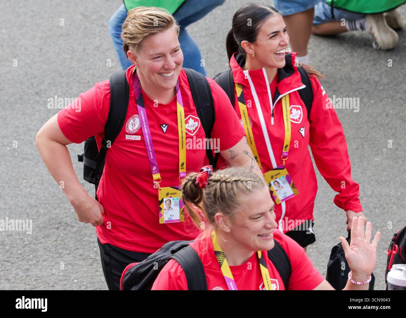 Bristol, Großbritannien. September 2025. Tyson Beukeboom (CAN) (l) kommt zum Halbfinale der Rugby-Weltmeisterschaft Neuseeland gegen Kanada im Ashton Gate Stadium. NUR REDAKTIONELLE VERWENDUNG. NICHT FÜR KOMMERZIELLE ZWECKE. Bristol, Großbritannien © ️ Credit: Elsie Kibue/Alamy Live News Stockfoto