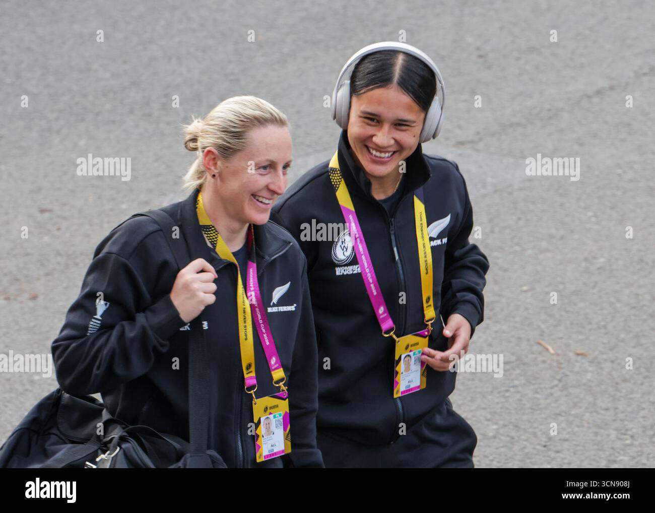Bristol, Großbritannien. September 2025. Braxton Sorensen-McGee (NZL) (r) kommt zum Halbfinale-Rugby-Weltmeisterschaftsspiel Neuseeland gegen Kanada im Ashton Gate Stadium. NUR REDAKTIONELLE VERWENDUNG. NICHT FÜR KOMMERZIELLE ZWECKE. Bristol, Großbritannien © ️ Credit: Elsie Kibue/Alamy Live News Stockfoto
