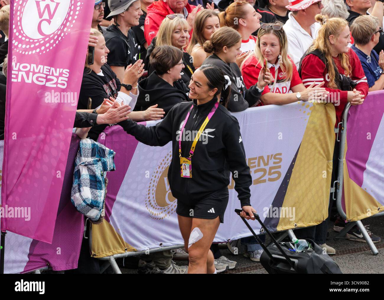Bristol, Großbritannien. September 2025. Stacy Waaka (NZL) kommt zum Halbfinalspiel der Rugby-Weltmeisterschaft Neuseeland gegen Kanada im Ashton Gate Stadium an. NUR REDAKTIONELLE VERWENDUNG. NICHT FÜR KOMMERZIELLE ZWECKE. Bristol, Großbritannien © ️ Credit: Elsie Kibue/Alamy Live News Stockfoto