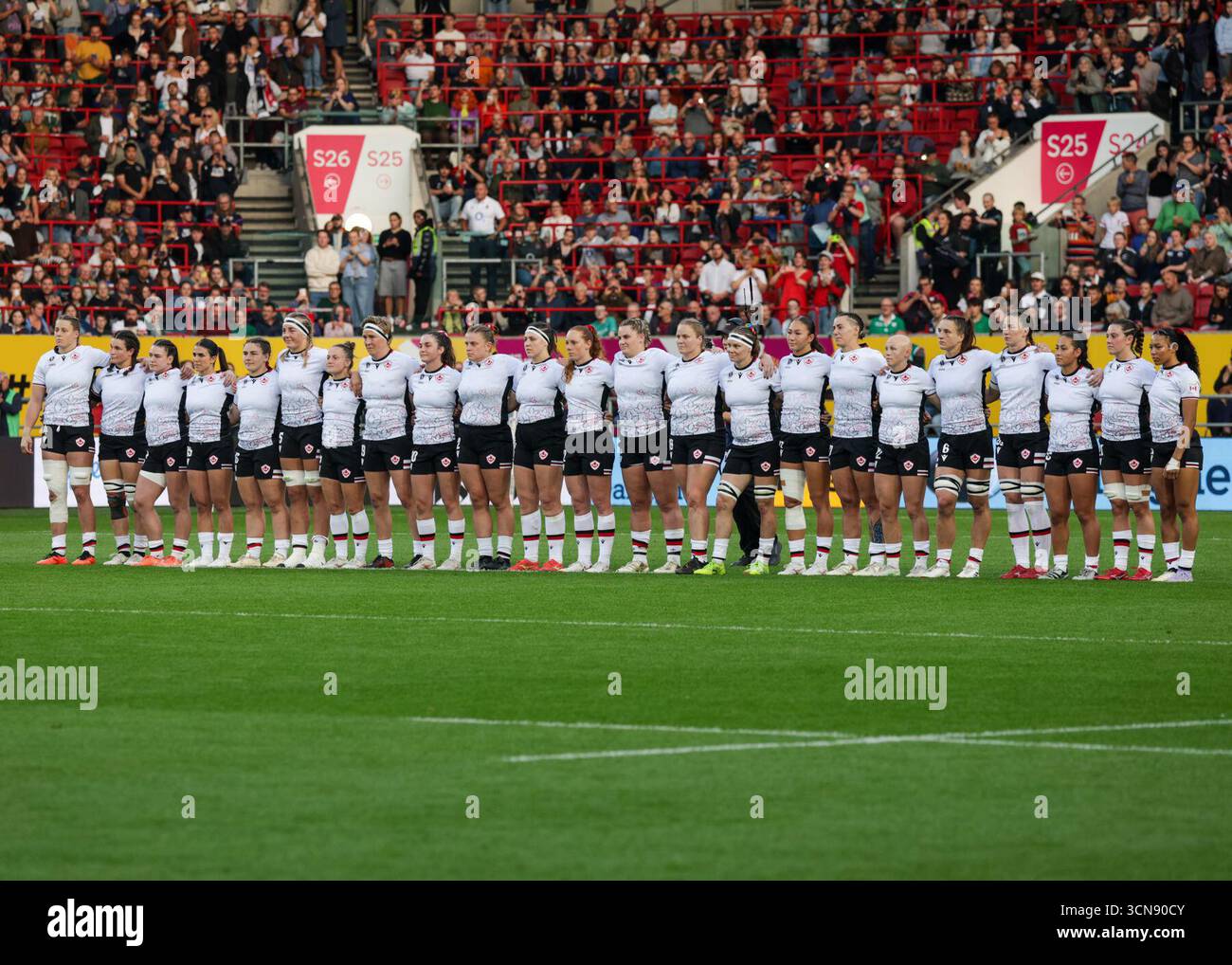 Bristol, Großbritannien. September 2025. Das Team Canada sieht vor, wie die Black Ferns die kulturelle Herausforderung, die im Volksmund als die Haka bekannt ist, vor dem Halbfinale der Rugby-Weltmeisterschaft Neuseeland gegen Kanada im Ashton Gate Stadium spielen. NUR REDAKTIONELLE VERWENDUNG. NICHT FÜR KOMMERZIELLE ZWECKE. Bristol, Großbritannien © ️ Credit: Elsie Kibue/Alamy Live News Stockfoto