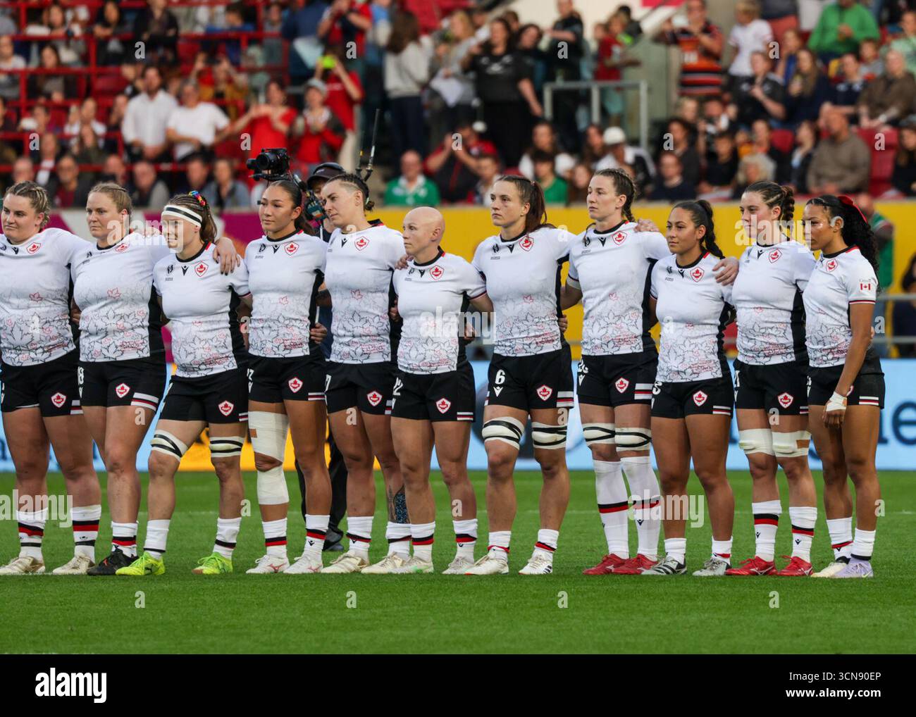 Bristol, Großbritannien. September 2025. Das Team Canada sieht vor, wie die Black Ferns die kulturelle Herausforderung, die im Volksmund als die Haka bekannt ist, vor dem Halbfinale der Rugby-Weltmeisterschaft Neuseeland gegen Kanada im Ashton Gate Stadium spielen. NUR REDAKTIONELLE VERWENDUNG. NICHT FÜR KOMMERZIELLE ZWECKE. Bristol, Großbritannien © ️ Credit: Elsie Kibue/Alamy Live News Stockfoto