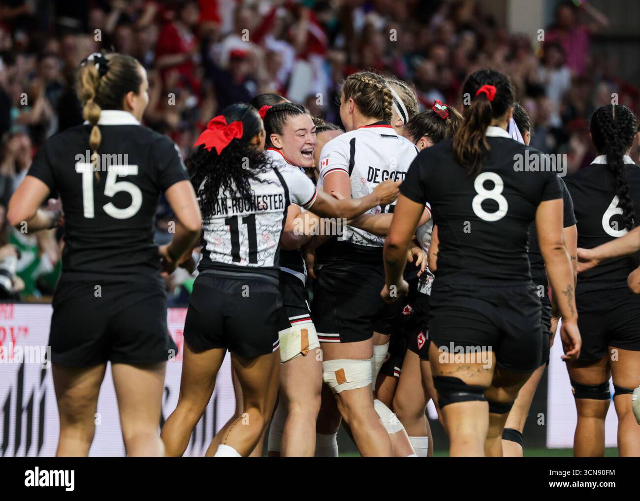 Bristol, Großbritannien. September 2025. Alysha Corrigan (CAN) feiert mit ihren Teamkollegen nach einem Versuch von Justine Pelletier (CAN) während des Halbfinales der Rugby World Cup von Neuseeland gegen Kanada im Ashton Gate Stadium. NUR REDAKTIONELLE VERWENDUNG. NICHT FÜR KOMMERZIELLE ZWECKE. Bristol, Großbritannien © ️ Credit: Elsie Kibue/Alamy Live News Stockfoto
