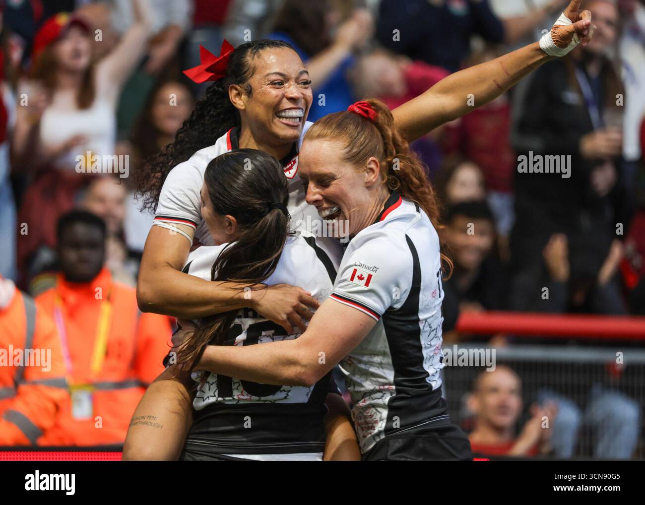 Bristol, Großbritannien. September 2025. Asia Hogan-Rochester (CAN) feiert mit Julia Schell (CAN) und Alex Tessier (Captain) (CAN), nachdem sie im Halbfinale der Rugby-Weltmeisterschaft Neuseeland gegen Kanada im Ashton Gate Stadium einen Versuch gemacht haben. NUR REDAKTIONELLE VERWENDUNG. NICHT FÜR KOMMERZIELLE ZWECKE. Bristol, Großbritannien © ️ Credit: Elsie Kibue/Alamy Live News Stockfoto