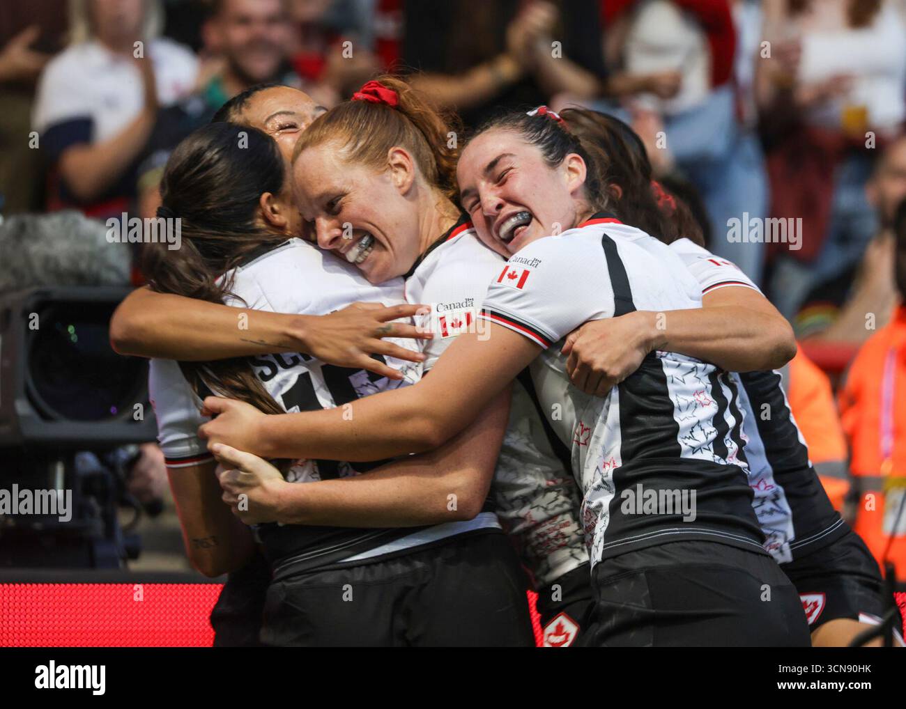 Bristol, Großbritannien. September 2025. Asia Hogan-Rochester (CAN) feiert mit Julia Schell (CAN), Alex Tessier (Captain) (CAN) und Taylor Perry (CAN), nachdem sie im Halbfinale der Rugby-Weltmeisterschaft Neuseeland gegen Kanada im Ashton Gate Stadium einen Versuch gemacht haben. NUR REDAKTIONELLE VERWENDUNG. NICHT FÜR KOMMERZIELLE ZWECKE. Bristol, Großbritannien © ️ Credit: Elsie Kibue/Alamy Live News Stockfoto