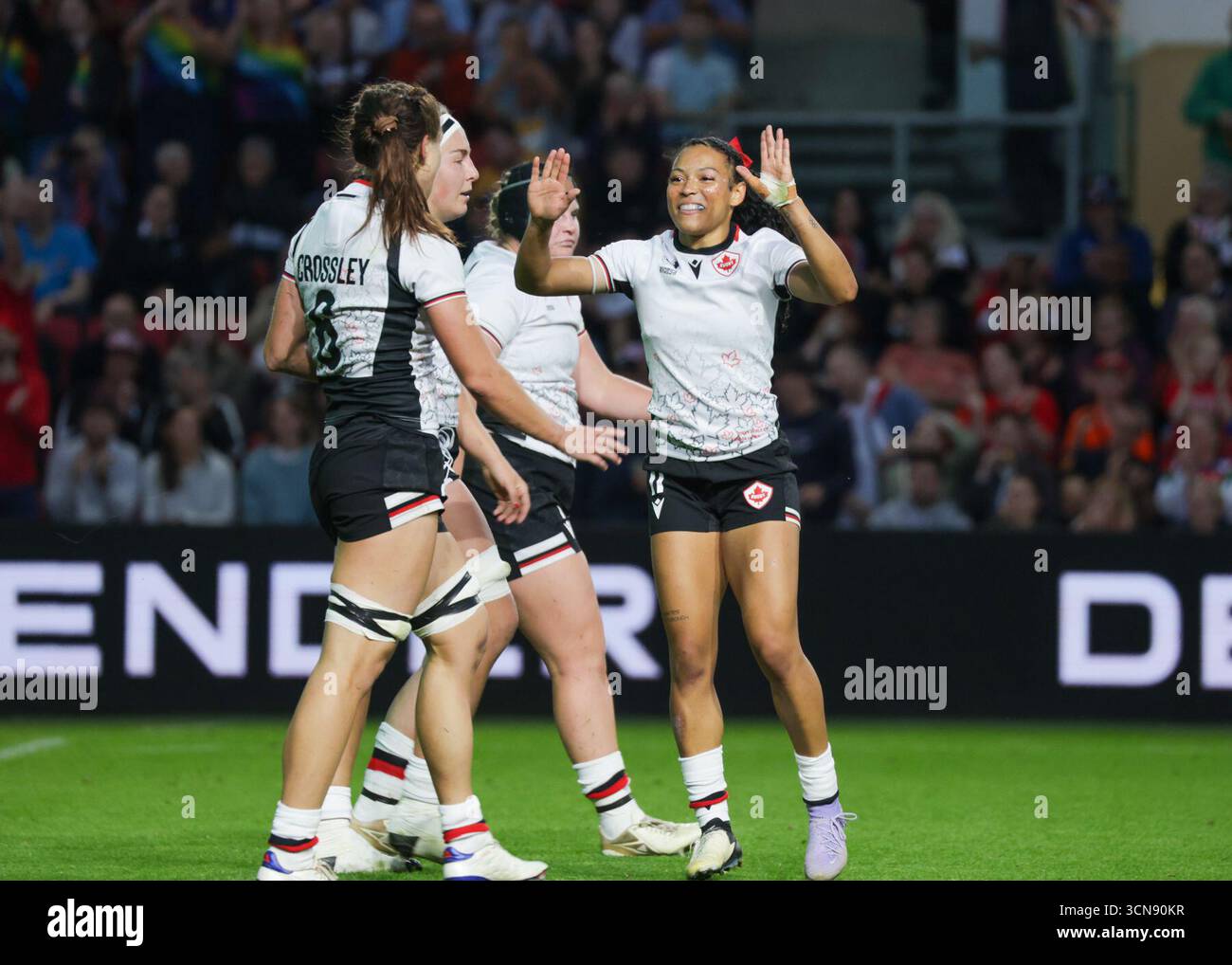 Bristol, Großbritannien. September 2025. Asia Hogan-Rochester (CAN) hat ihre Teamkollegen beim Halbfinale-Rugby-Weltmeisterschaftsspiel Neuseeland gegen Kanada im Ashton Gate Stadium mit fünf Fünften belegt. NUR REDAKTIONELLE VERWENDUNG. NICHT FÜR KOMMERZIELLE ZWECKE. Bristol, Großbritannien © ️ Credit: Elsie Kibue/Alamy Live News Stockfoto