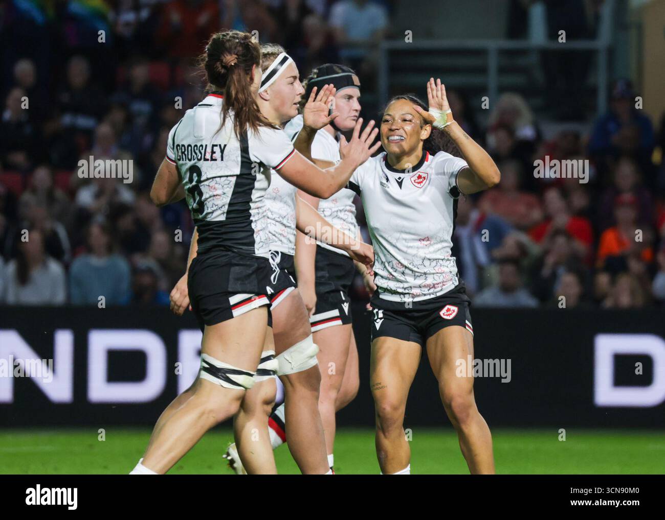 Bristol, Großbritannien. September 2025. Asia Hogan-Rochester (CAN) hat ihre Teamkollegen beim Halbfinale-Rugby-Weltmeisterschaftsspiel Neuseeland gegen Kanada im Ashton Gate Stadium mit fünf Fünften belegt. NUR REDAKTIONELLE VERWENDUNG. NICHT FÜR KOMMERZIELLE ZWECKE. Bristol, Großbritannien © ️ Credit: Elsie Kibue/Alamy Live News Stockfoto