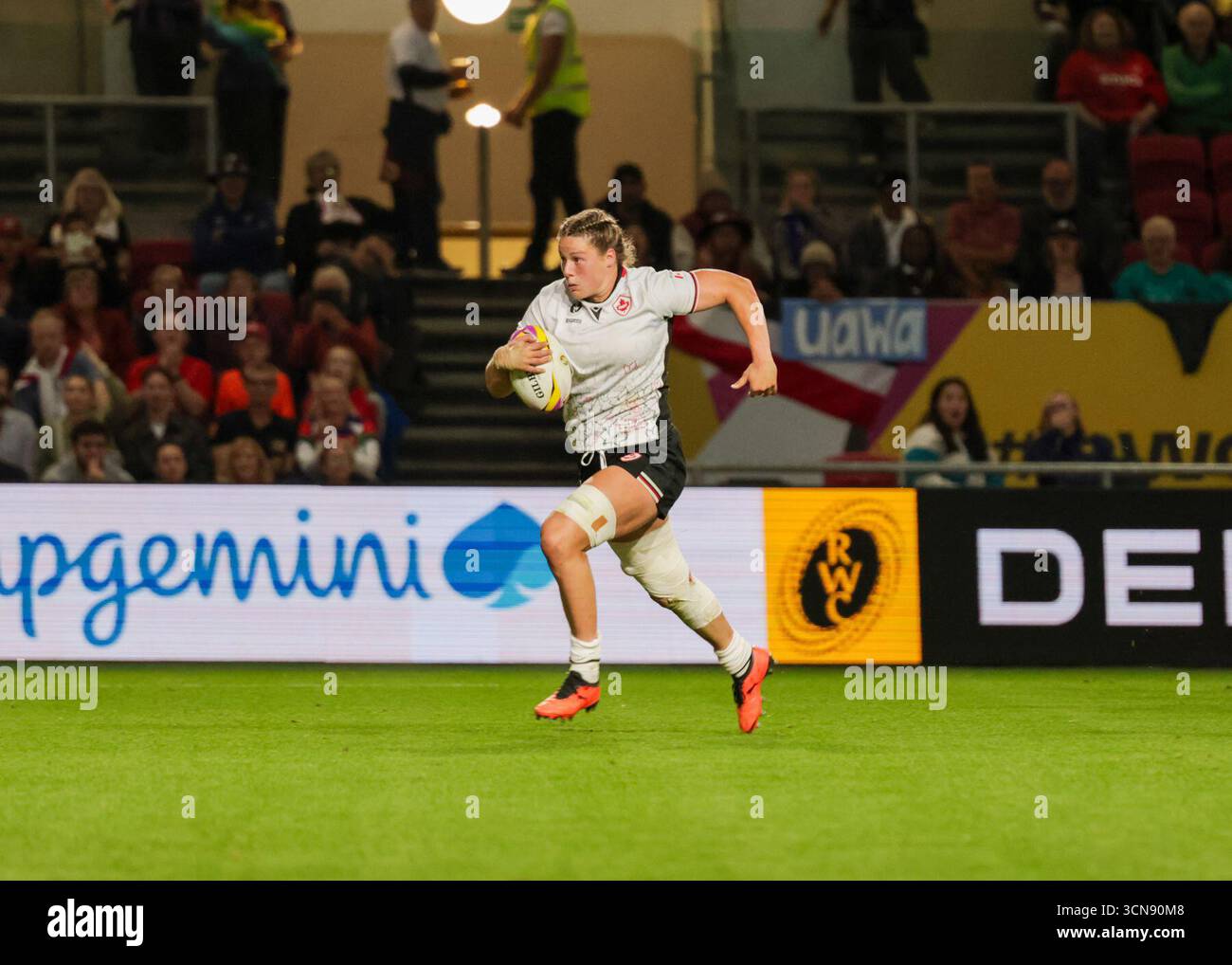 Bristol, Großbritannien. September 2025. Sophie de Goede (CAN) mit dem Ball beim Halbfinale der Rugby World Cup von Neuseeland gegen Kanada im Ashton Gate Stadium. NUR REDAKTIONELLE VERWENDUNG. NICHT FÜR KOMMERZIELLE ZWECKE. Bristol, Großbritannien © ️ Credit: Elsie Kibue/Alamy Live News Stockfoto