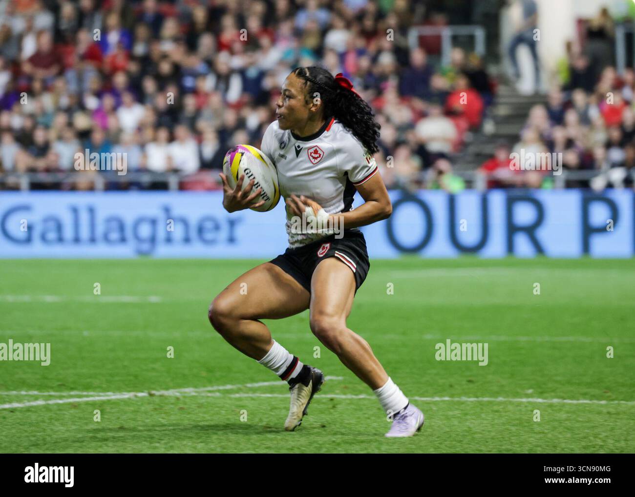 Bristol, Großbritannien. September 2025. Asia Hogan-Rochester (CAN) mit dem Ball beim Halbfinale der Rugby World Cup von Neuseeland gegen Kanada im Ashton Gate Stadium. NUR REDAKTIONELLE VERWENDUNG. NICHT FÜR KOMMERZIELLE ZWECKE. Bristol, Großbritannien © ️ Credit: Elsie Kibue/Alamy Live News Stockfoto