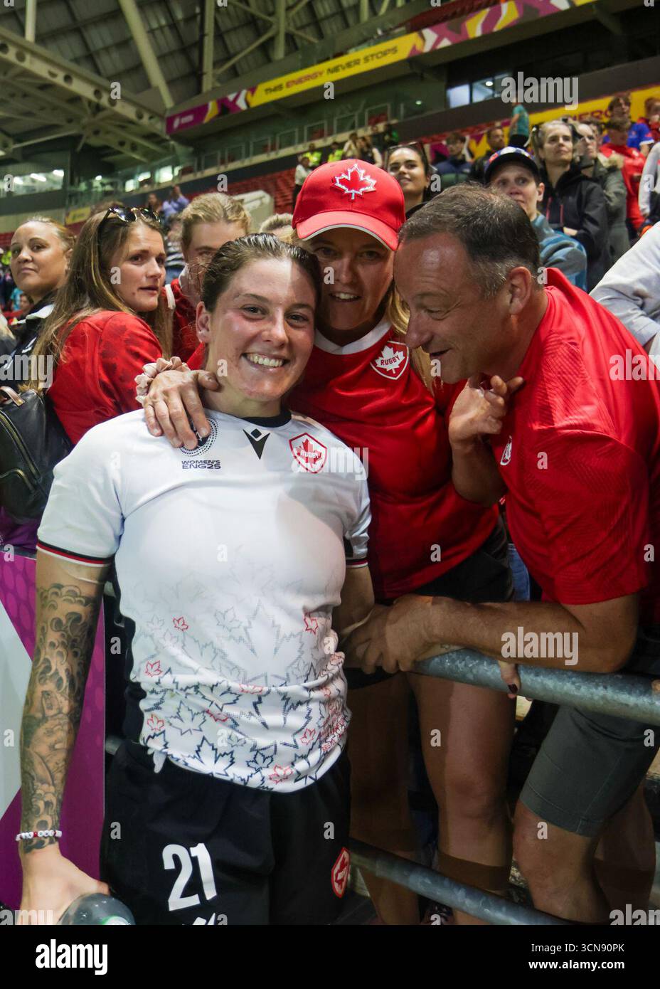 Bristol, Großbritannien. September 2025. Gabrielle Senft (CAN) mit ihrer Mutter nach dem Halbfinale der Rugby-Weltmeisterschaft Neuseeland gegen Kanada im Ashton Gate Stadium. NUR REDAKTIONELLE VERWENDUNG. NICHT FÜR KOMMERZIELLE ZWECKE. Bristol, Großbritannien © ️ Credit: Elsie Kibue/Alamy Live News Stockfoto