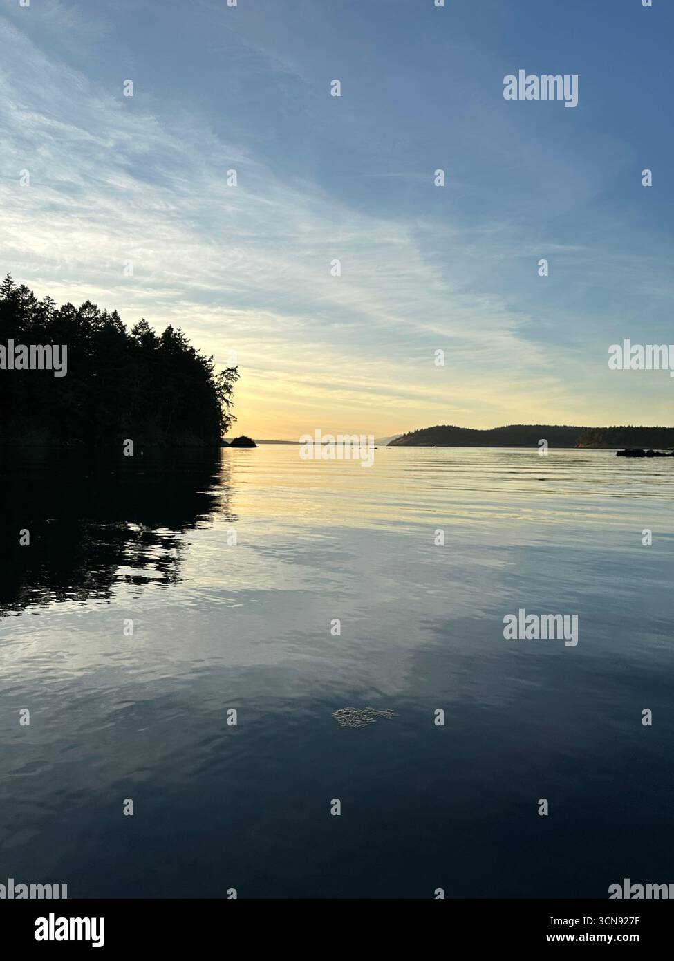Puget Sound in der Abenddämmerung auf San Juan Island, Washington. Stockfoto