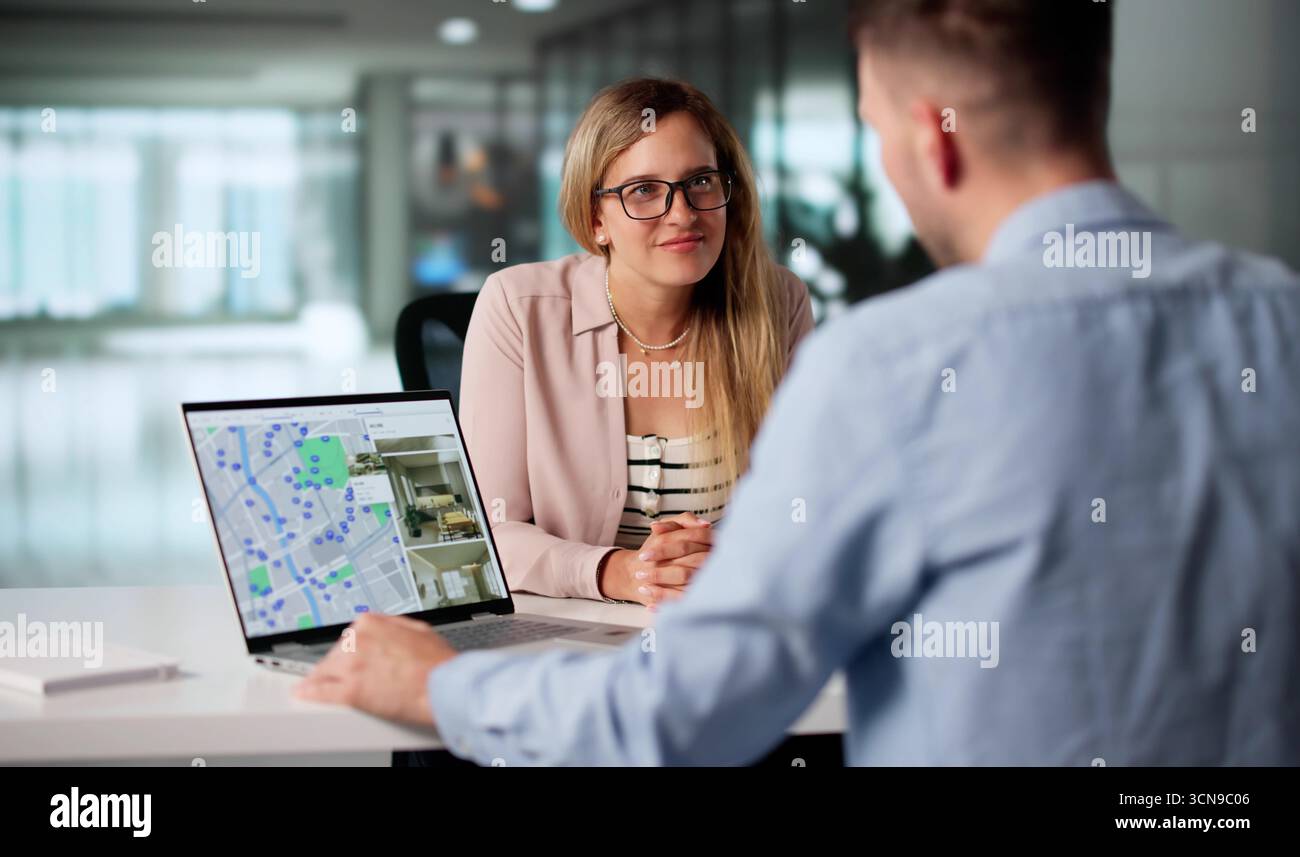 Zwei Happy Professionals Beraten Gemeinsam Über Immobilienmarkttrends Stockfoto