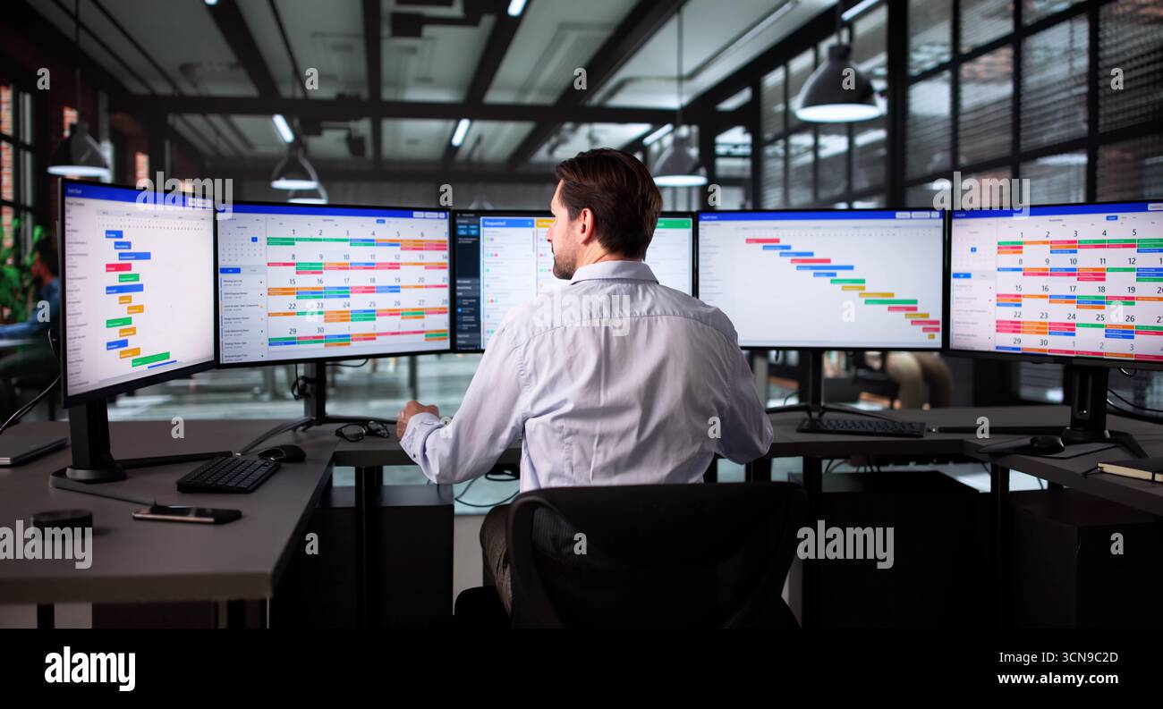 Leitender Projektmanager, Der Die Scrum-Software Zur Überwachung Von Office-Aufgaben Verwendet Stockfoto