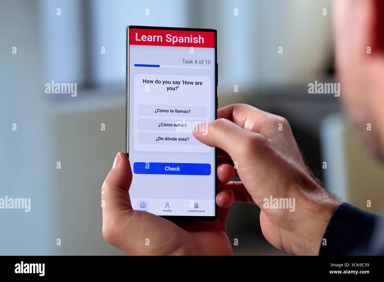 Senior Mann, Der Die Smartphone-App Benutzt, Um Spanisch Online Zu Lernen Stockfoto