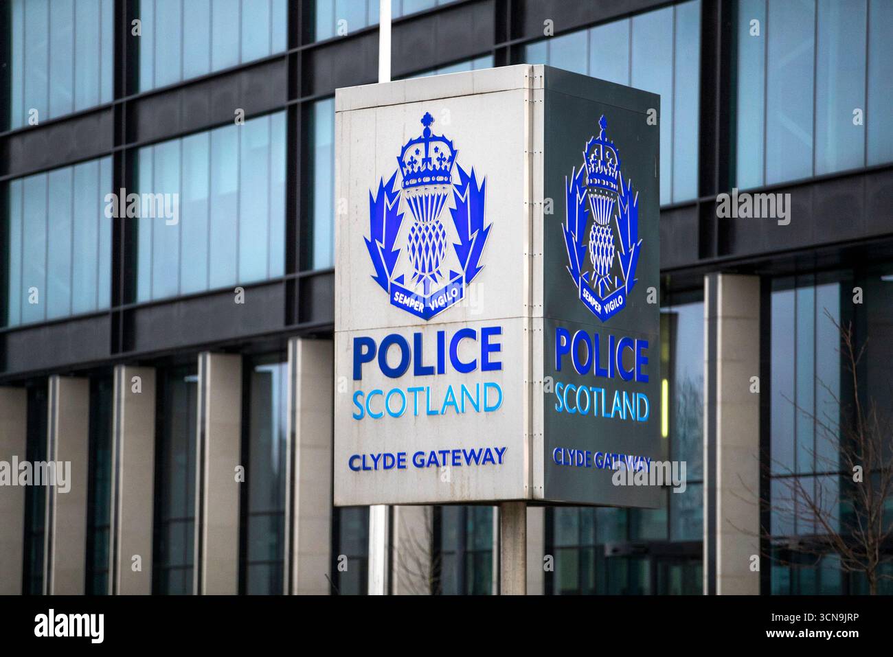 EMBARGO BIS 0001 SONNTAG 21. SEPTEMBER Aktenfoto vom 01/20 Police Scotland Clyde Gateway Hauptquartier in Dalmarnock, Glasgow. Die schottischen Tories haben Maßnahmen gefordert, als sich herausstellte, dass der Wartungsrückstand in den Polizeistationen des Landes bei fast 232 Millionen Pfund liegt. Die Zahlen, die der Partei im Rahmen der Gesetzgebung zur Informationsfreiheit bekannt gegeben wurden, zeigten, dass Polizeistationen auf Reparaturen im Wert von 231,6 Millionen Pfund warteten. Ausgabedatum: Sonntag, 21. September 2025. Stockfoto