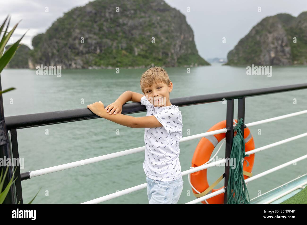 Glückliche europäische Familie, Besuch der Ha Long Bucht auf einer Bootstour mit Pool, Besuch von Höhlen und landaussichtspunkten. Kind im Urlaub Stockfoto