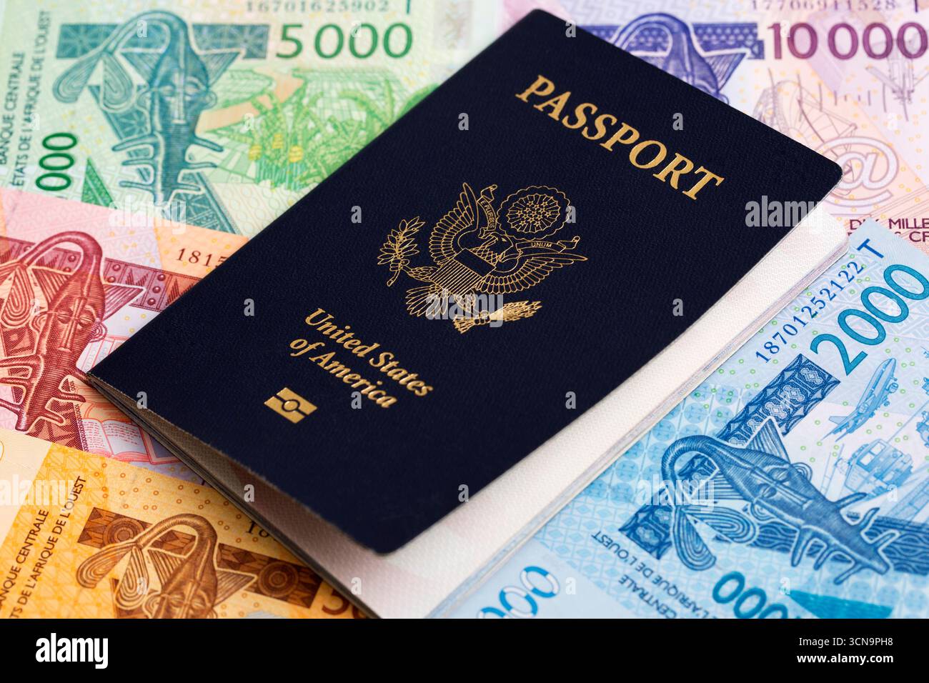 Amerikanischer Pass auf westafrikanisches Geld - Franc Stockfoto