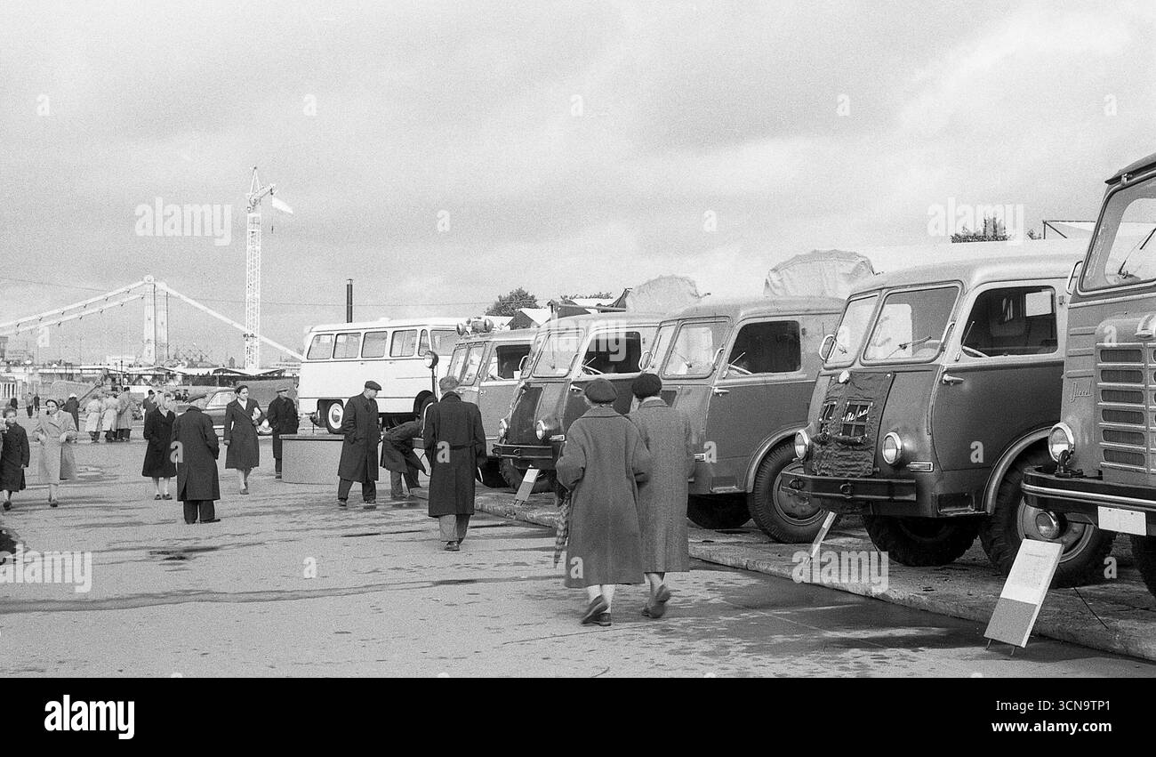 Moskau, UdSSR, - 10. September 1959: Linie polnischer Lkw auf der polnischen Industriemesse im Gorki-Park Stockfoto