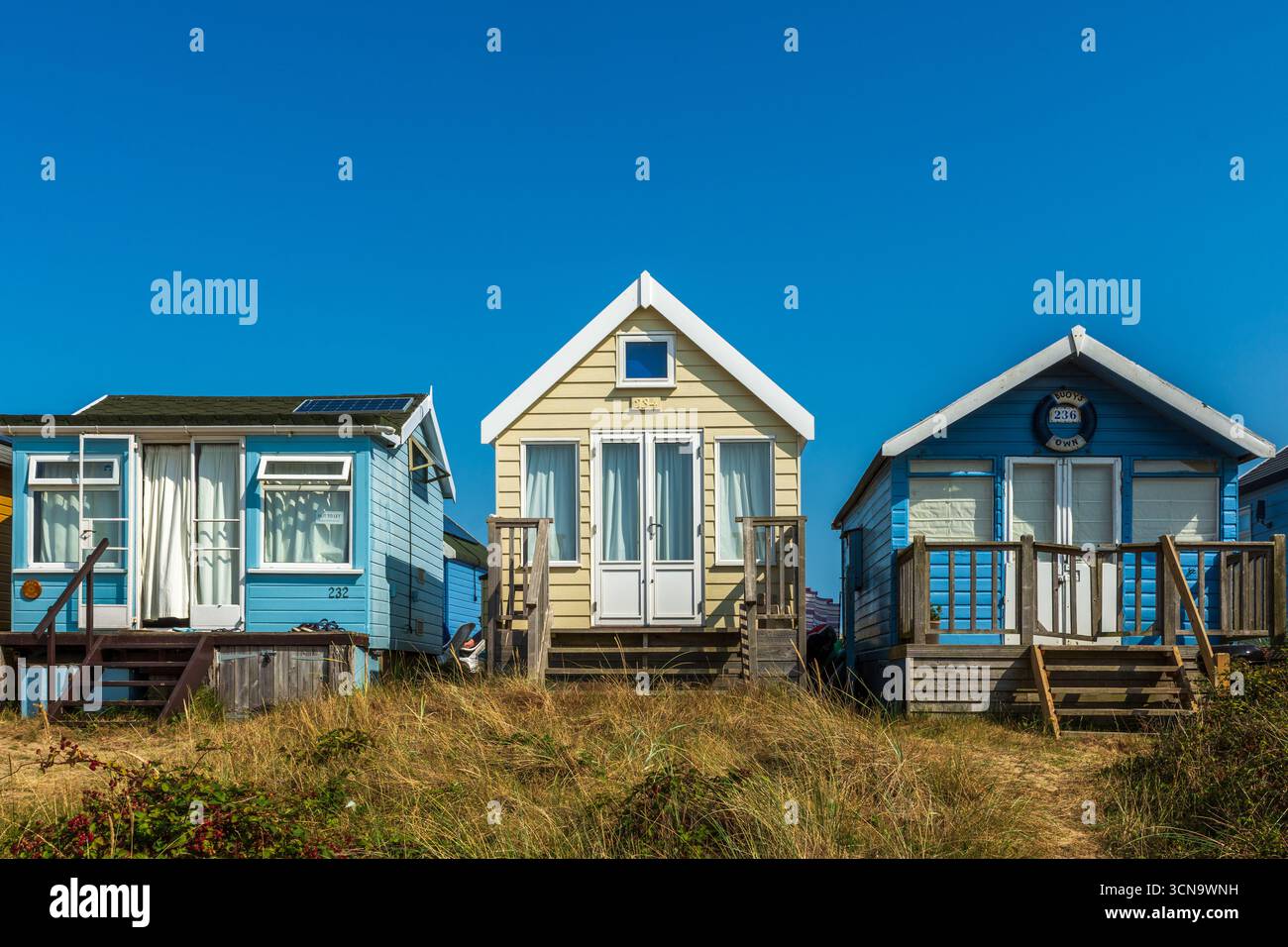 Mudeford Sandbank, Southbourne, Großbritannien - 10. August 2025: Farbenfrohe Strandhütten. Stockfoto