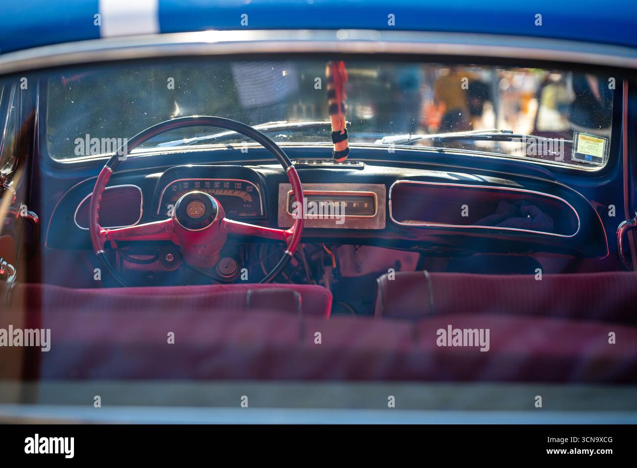Innenansicht eines klassischen Peugeot 304 Oldtimers Stockfoto