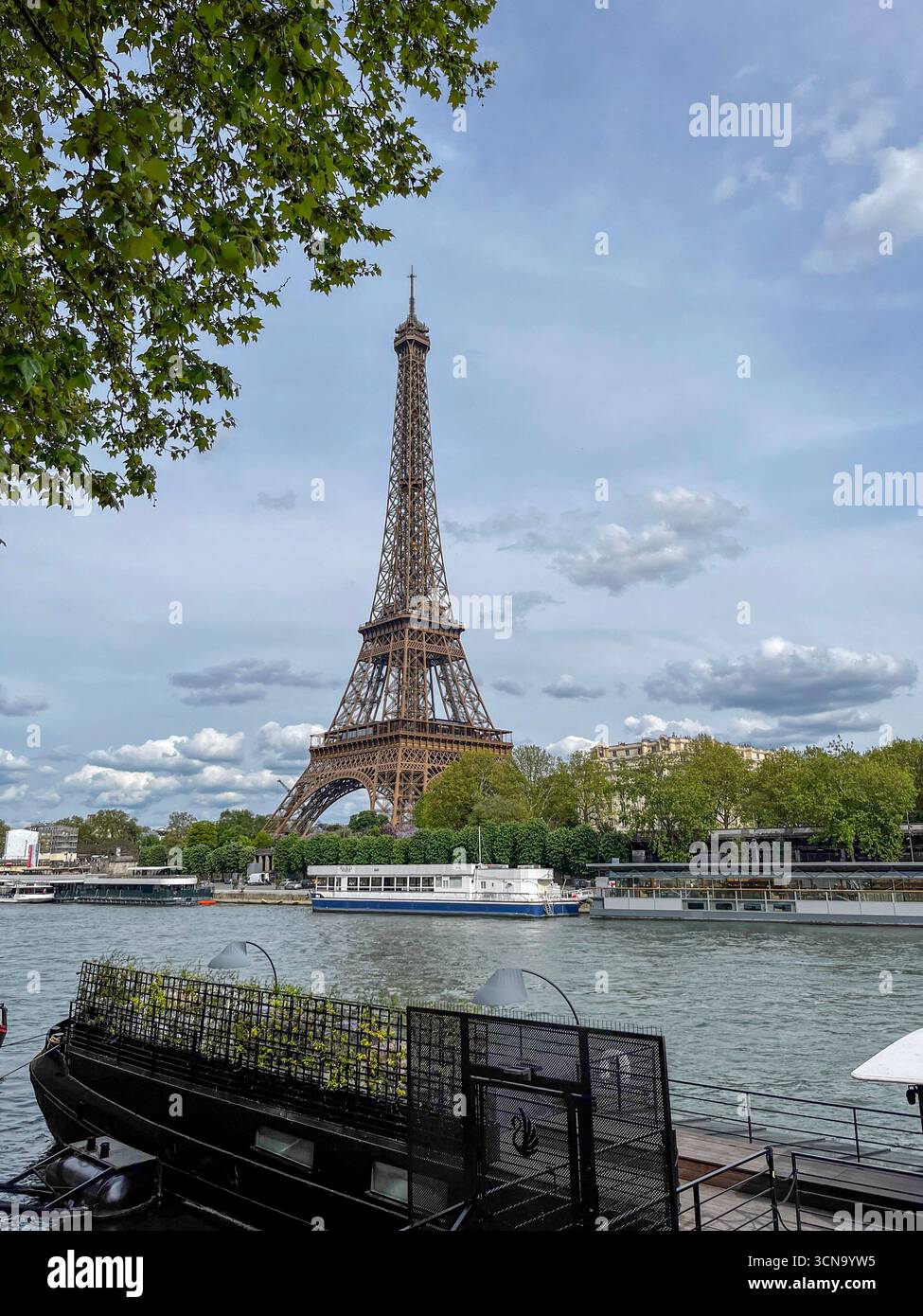 Blick auf den Eiffelturm, Balade au Long de la seine. GUE sur Paris. - Smartphone-aufgenommenes Stockfoto