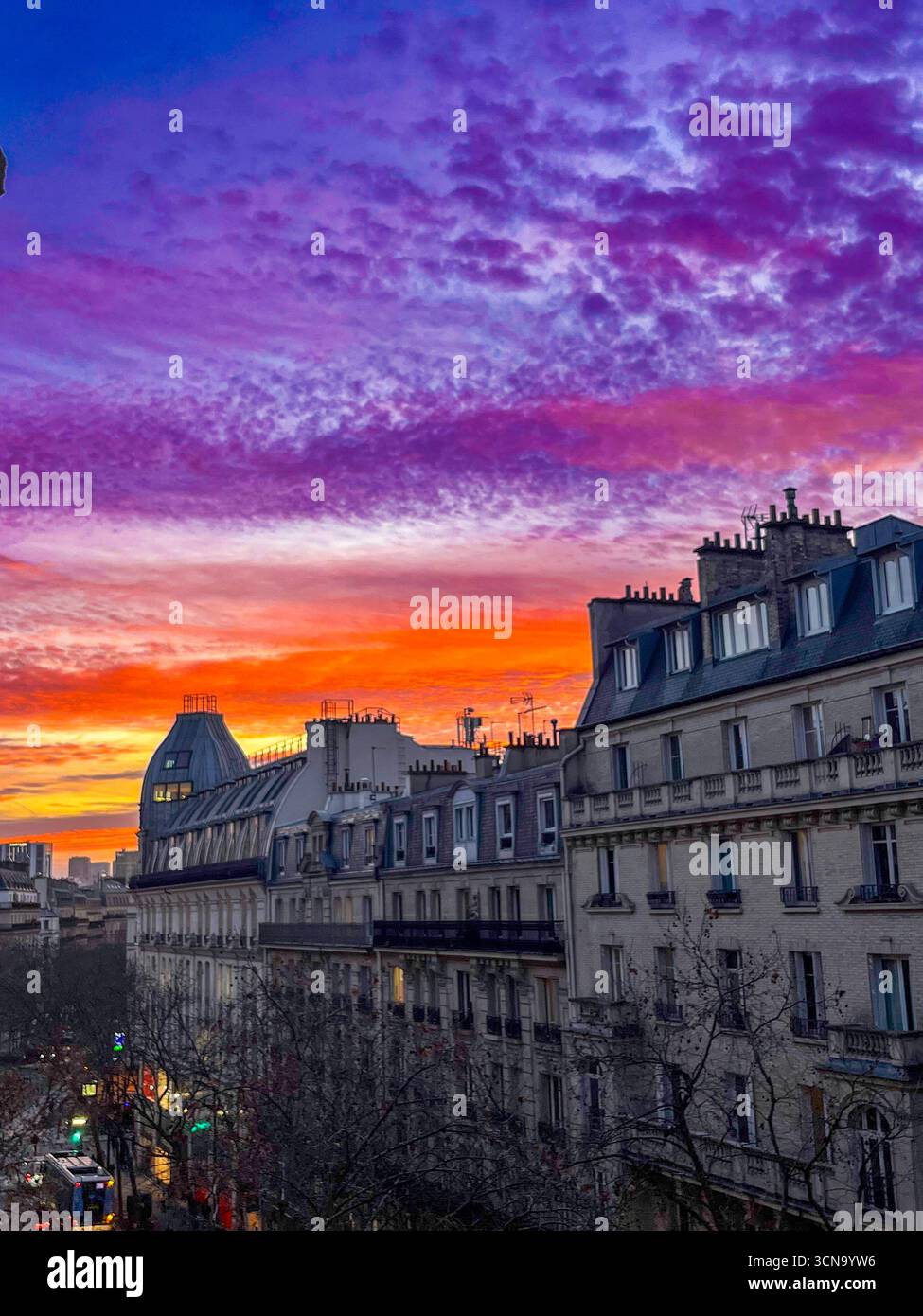 Ein gewöhnliches Pariser Viertel bei Sonnenuntergang - Smartphone-aufgenommenes Stockfoto