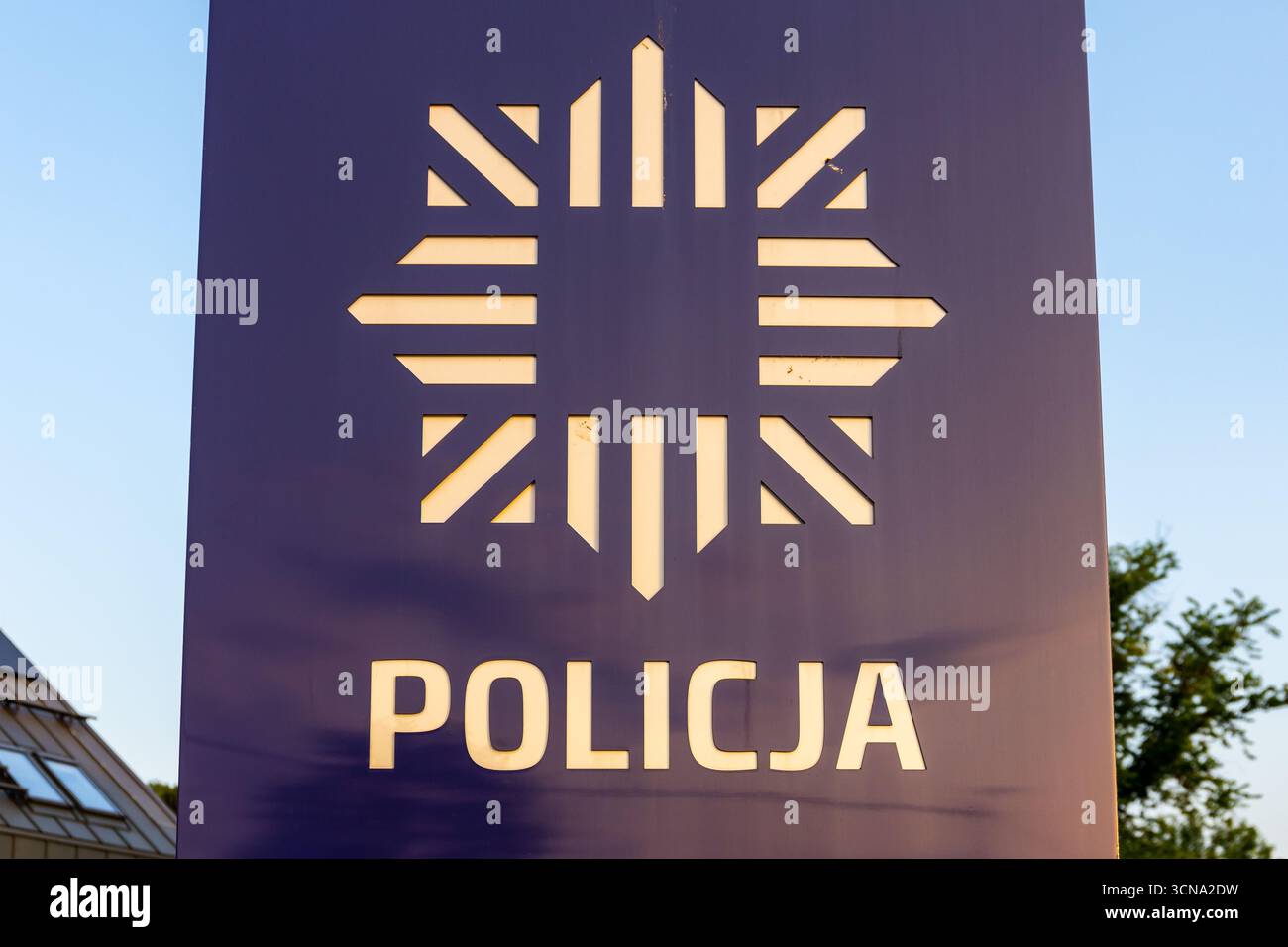 Milowka, Polen, 08.07.2021. Schild vor dem polnischen Bahnhof mit dem neuen polnischen Polizeiabzeichen (Policja) mit Stern. Stockfoto