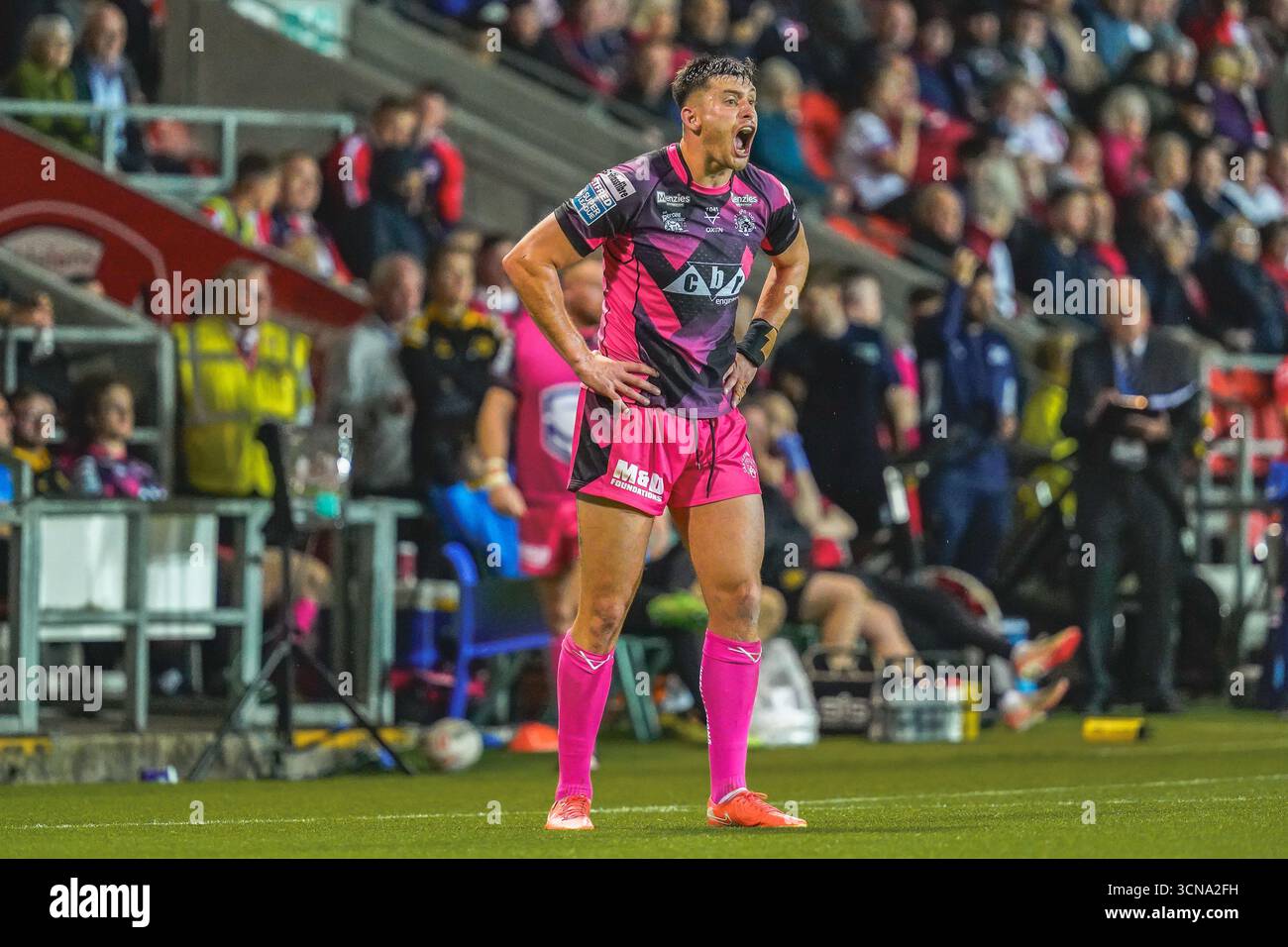ST HLENES, ENGLAND – 19. September: Sam Wood von Castleford Tigers während des Spiels wartet auf den Abbruch. Betfred Super League Spiel zwischen St Helens und Castleford Tigers im Totally Wicked Stadium am 19. September 2025 in St Helens England. (Foto: James Giblin) Stockfoto