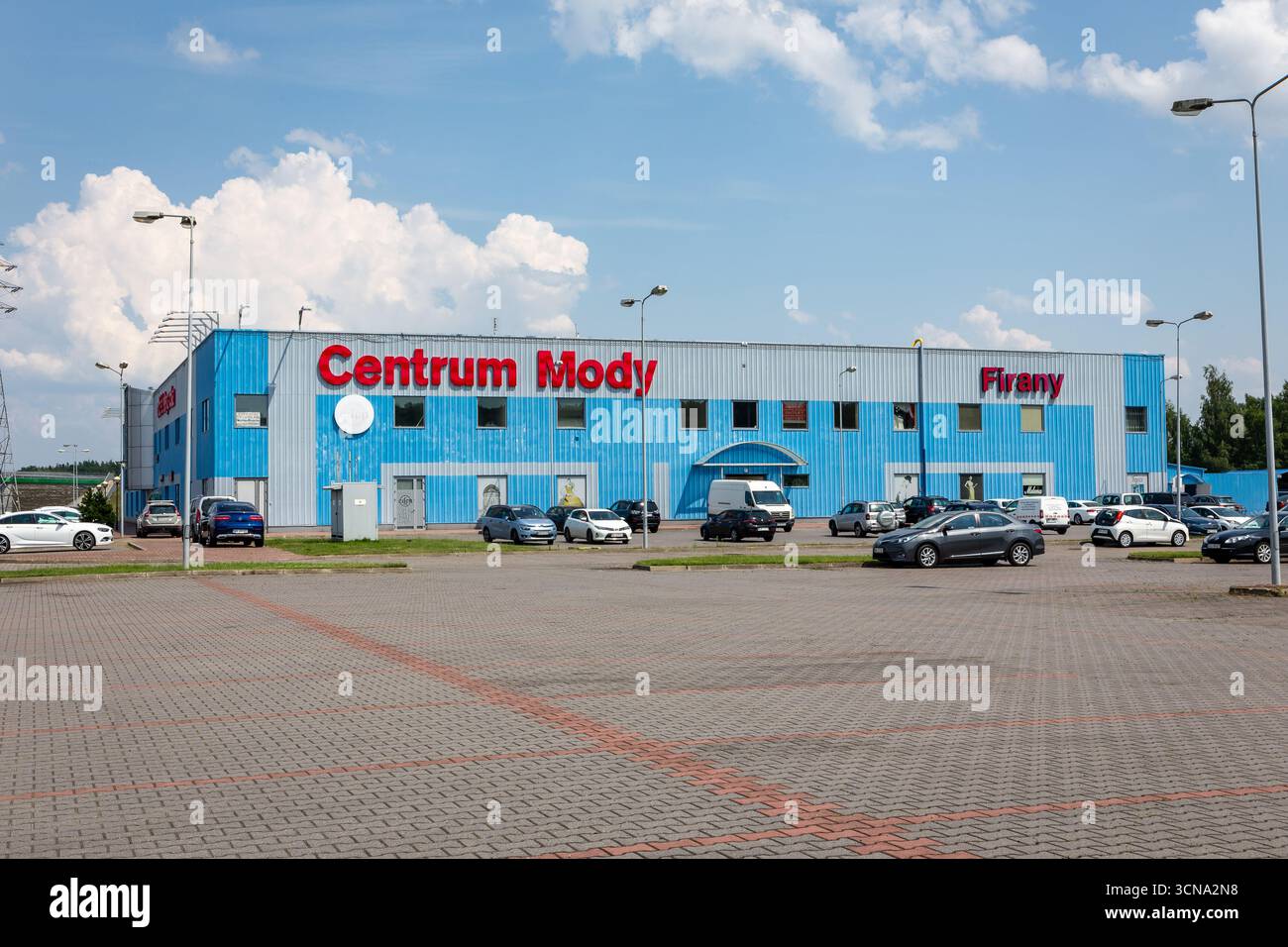 Nadarzyn, Polen, 12.07.2021. Fashion Center Nadarzyn (Centrum Mody Nadarzyn) Einkaufszentrum Gebäude. Stockfoto