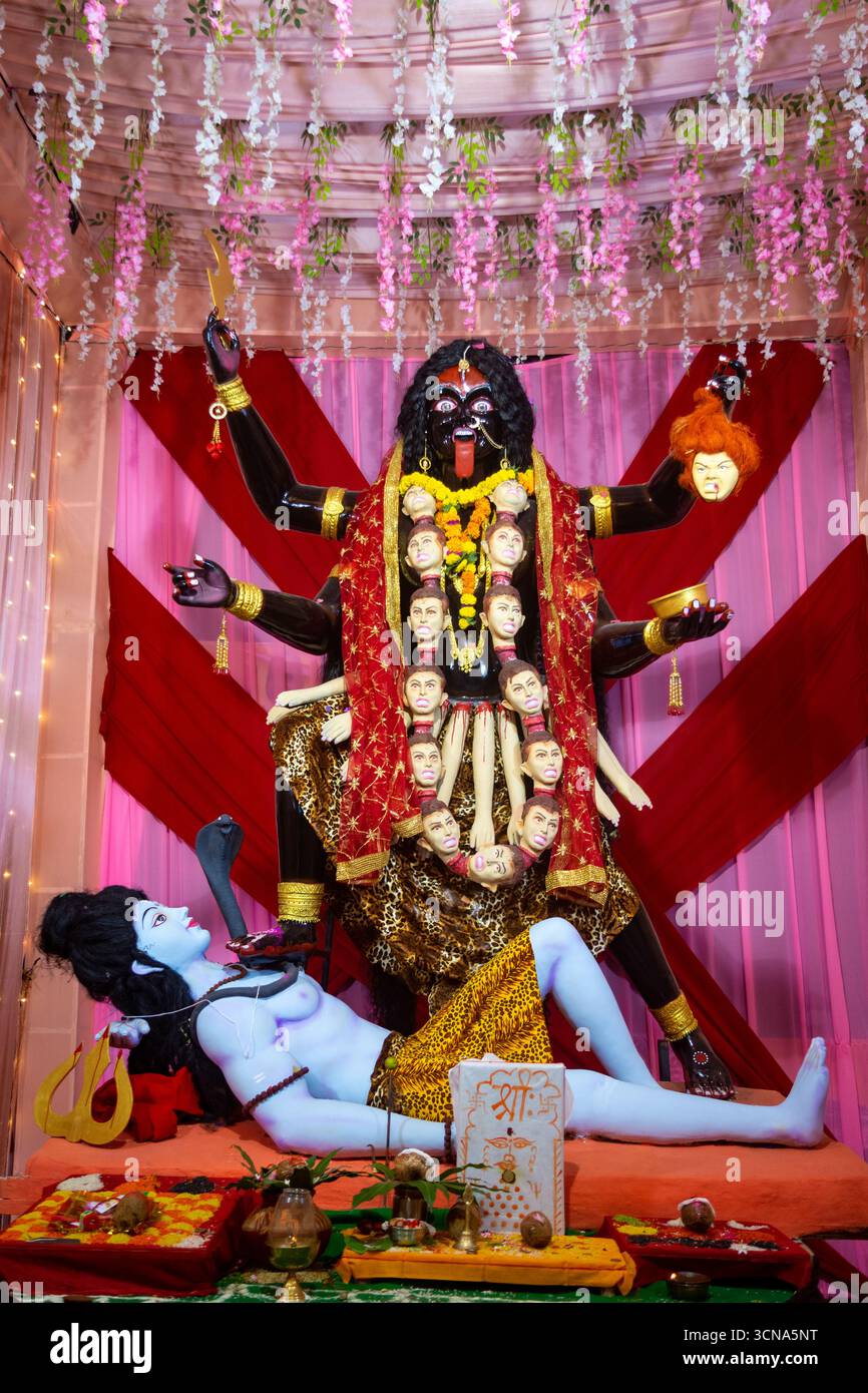 Idol der hindu-Göttin kali während des navratri-Festivals Stockfoto