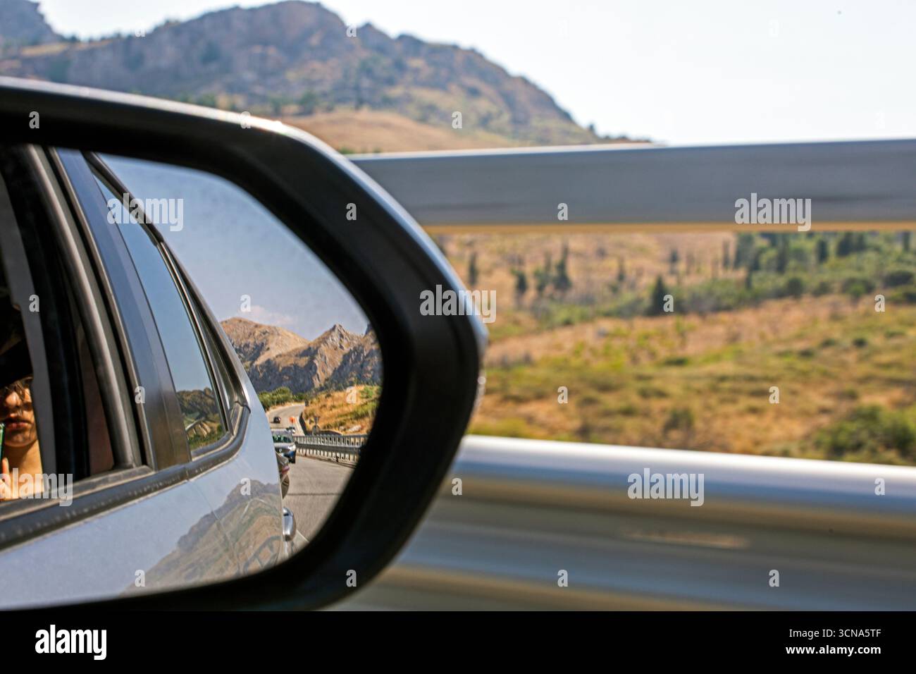 Hybrid-Auto-Fahrt: Elektro- und Benzinfahrt in Italien. Energieeinsparungen und -Verbrauch Stockfoto