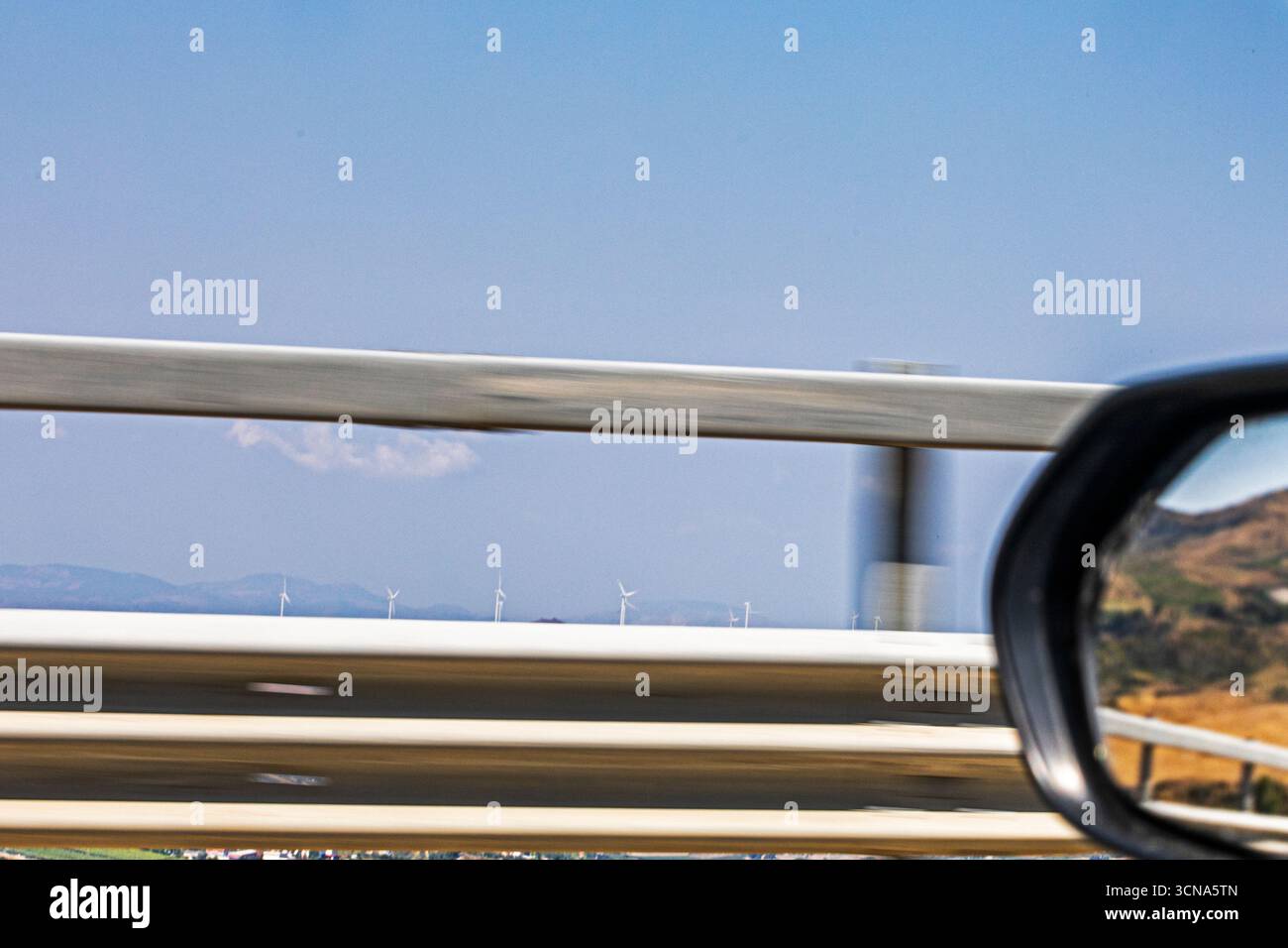 Hybrid-Auto-Fahrt: Elektro- und Benzinfahrt in Italien. Energieeinsparungen und -Verbrauch Stockfoto