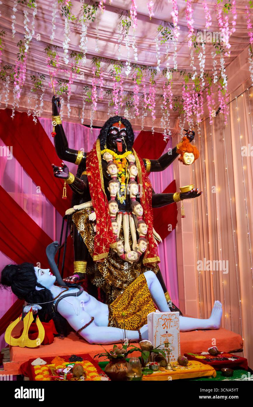 Idol der hindu-Göttin kali während des navratri-Festivals Stockfoto