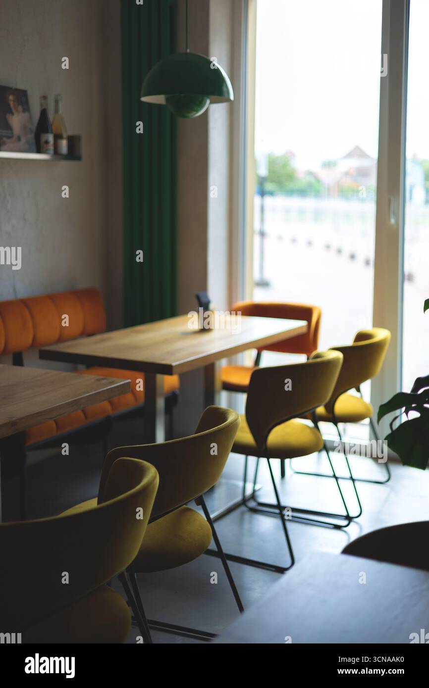 Das Innere eines gemütlichen Cafés Stockfoto