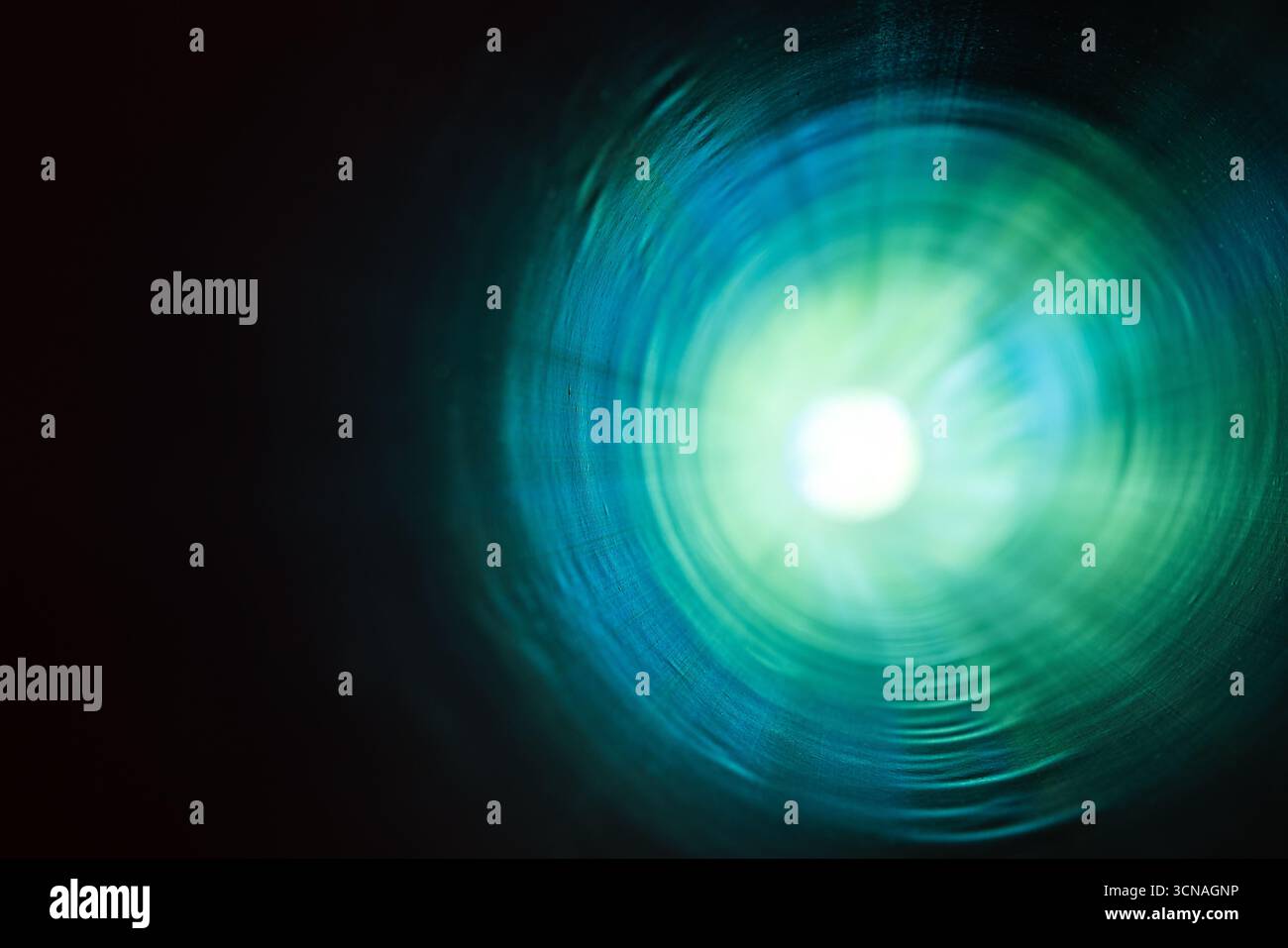 Eine lebendige und farbenfrohe abstrakte Darstellung eines Tunnels mit strahlendem grünem und blauem Licht, das aus der Mitte ausgeht, schafft ein Gefühl von Mysterium und Energie Stockfoto Eine lebendige und farbenfrohe abstrakte Darstellung eines Tunnels mit strahlendem grünem und blauem Licht, das aus der Mitte ausgeht, schafft ein Gefühl von Mysterium und Energie Stockfoto