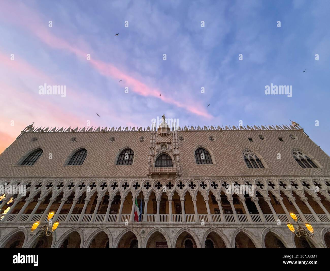 Flacher Blick auf die Südseite des Dogenpalastes mit Blick auf Riva degli Schiavoni, vor Sonnenuntergang, Venedig, Venetien, Italien - Smartphone-aufgenommenes Stockfoto