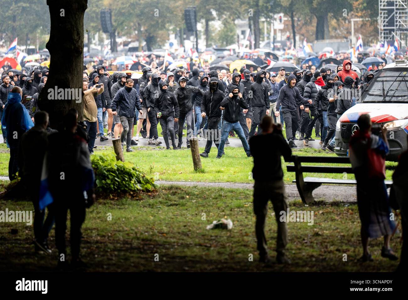 DEN HAAG - auf dem Malieveld findet Ein Protest gegen die derzeitige Asylpolitik statt. Die Initiatorin, online bekannt als Els Rechts, setzt sich für weniger Einwanderung, faire Wohnungspolitik und Transparenz gegenüber der Öffentlichkeit ein. ANP JOSH WALET niederlande aus - belgien aus Stockfoto