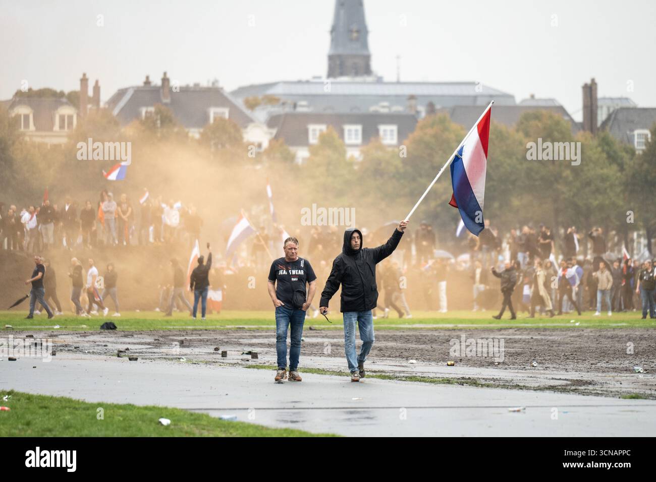 DEN HAAG - auf dem Malieveld findet Ein Protest gegen die derzeitige Asylpolitik statt. Die Initiatorin, online bekannt als Els Rechts, setzt sich für weniger Einwanderung, faire Wohnungspolitik und Transparenz gegenüber der Öffentlichkeit ein. ANP JOSH WALET niederlande aus - belgien aus Stockfoto