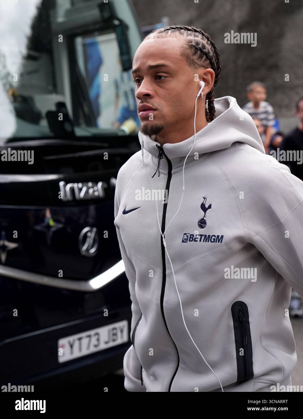 Tottenham Hotspurs Xavi Simons trifft vor dem Spiel der Premier League im American Express Stadium in Brighton ein. Bilddatum: Samstag, 20. September 2025. Stockfoto