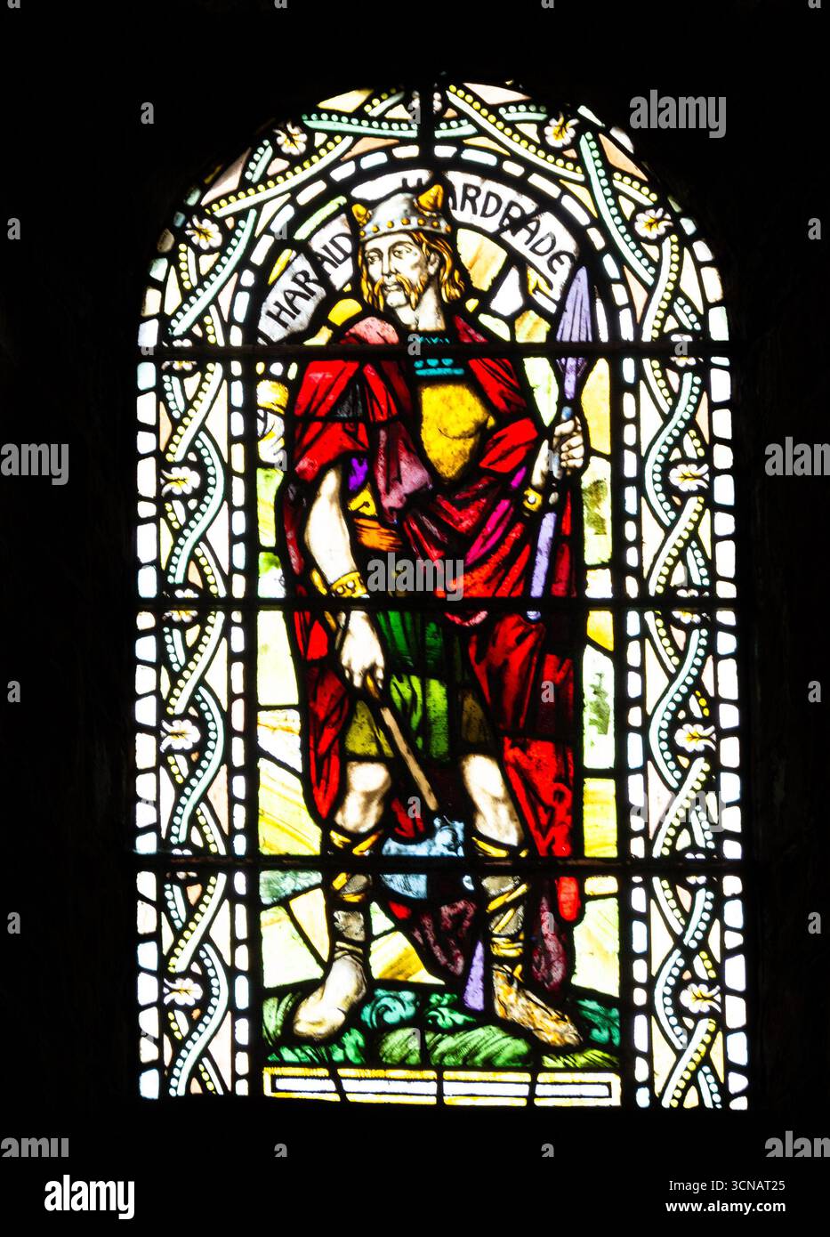 Eine Witwe aus Buntglas, die Harald Hardrade in der St. Magnus Cathedral, Kirkwall, Orkney darstellt. Stockfoto