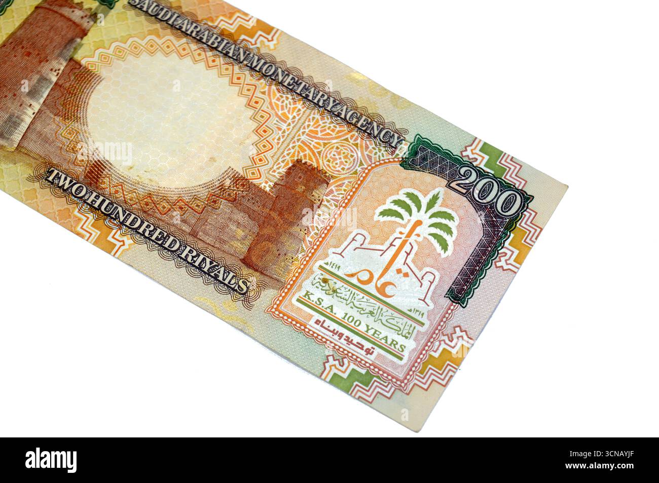 Auf der Rückseite des 200 SAR Zweihundert Saudi-Arabien-Rial-Bargeld-Banknotenscheins befindet sich der Al Masmak-Palast in der Mitte, das Kingdom of Centenary Logo, C Stockfoto