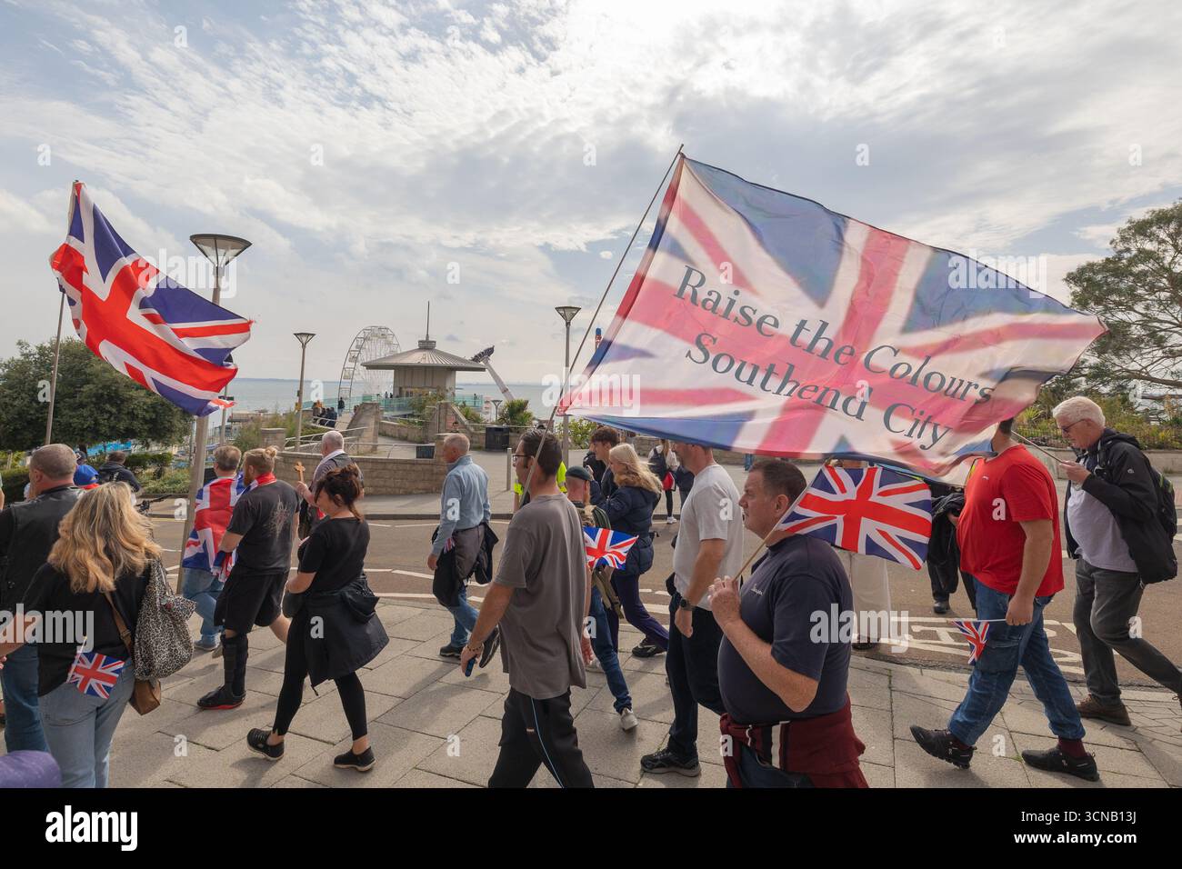 Southend on Sea, Großbritannien. September 2025. Die Teilnehmer schwenken bei einer öffentlichen Demonstration die Flagge von Union Jack, um den Stolz der Bürger und die Anerkennung des Status der Stadt Southend zu fördern. Die Veranstaltung mit dem Titel „Raise the Colours“ bietet koordinierte Flaggenanzeigen und Community-Engagement. Eine Demonstration der Einheit, organisiert von Francess Kray, Kandidatin der Southend UKIP. Der marsch soll Einheit mit allen Menschen zeigen, die willkommen sind, solange sie sich als Briten ansehen und sich als Briten identifizieren. Penelope Barritt/Alamy Live News Stockfoto