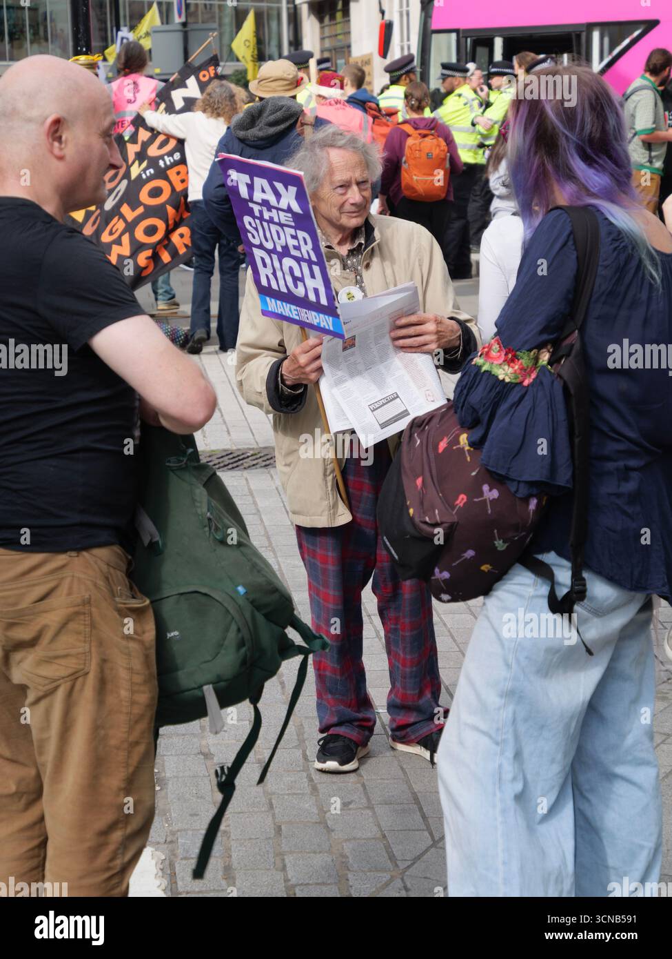 20. September 2025, Portland Place, London, Vereinigtes Königreich. Demonstranten mit Plakaten beim „Make They Pay“-marsch im Zentrum von London. Die Kampagne befasst sich mit Klimaungerechtigkeit und umfasst Demonstranten von Extinction Rebellion, Scientist Rebellion und Stay Grounded Stockfoto