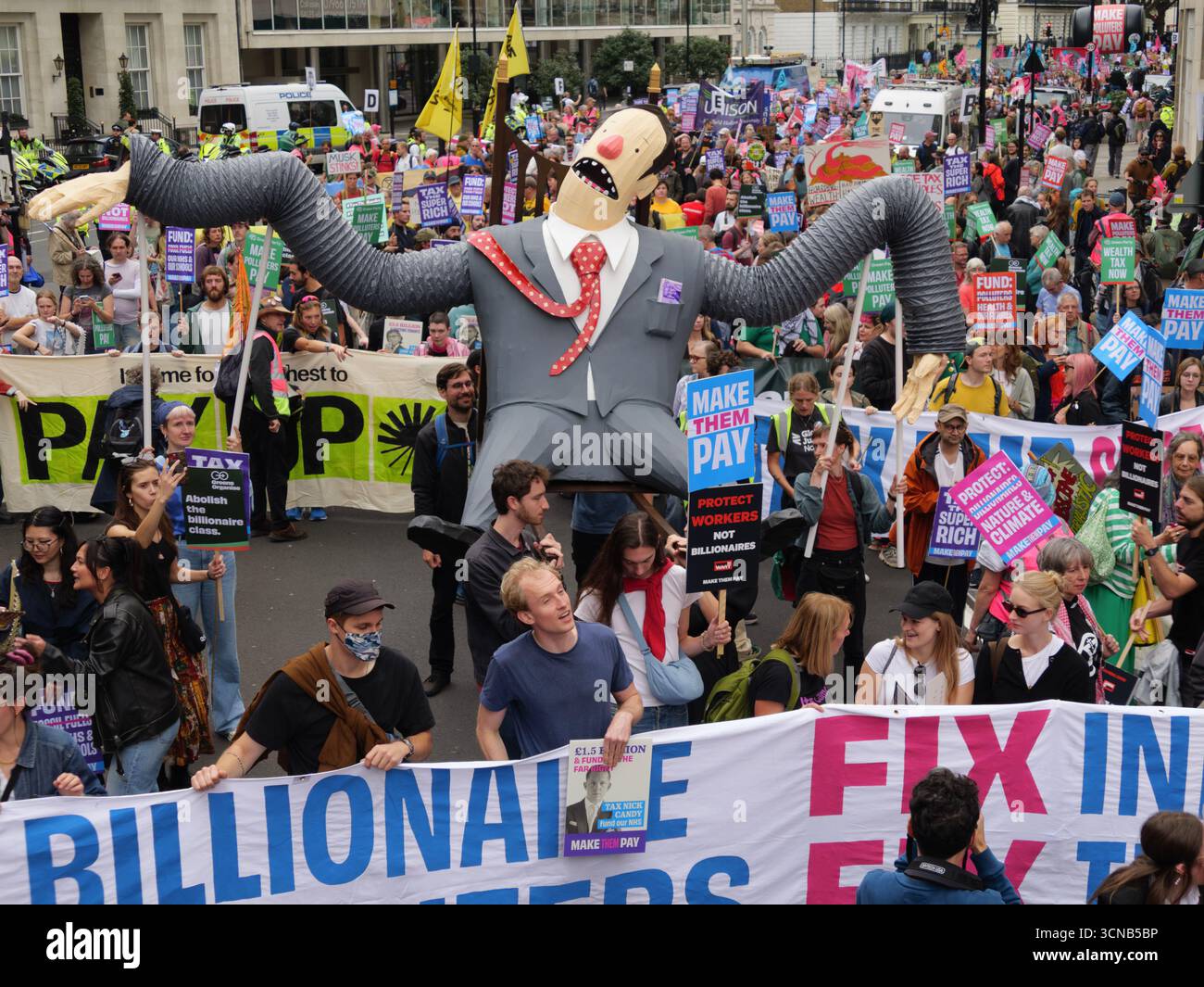 20. September 2025, Portland Place, London, Vereinigtes Königreich. Demonstranten mit Plakaten beim „Make They Pay“-marsch im Zentrum von London. Die Kampagne befasst sich mit Klimaungerechtigkeit und umfasst Demonstranten von Extinction Rebellion, Scientist Rebellion und Stay Grounded Stockfoto